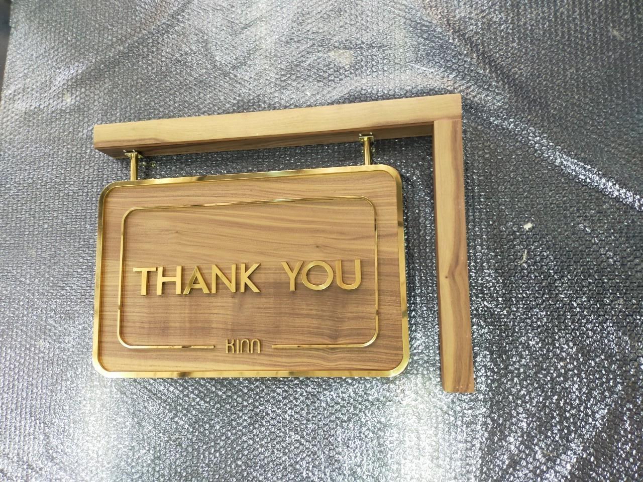 ป้ายอักษรทองเหลืองขัดเงา ยกขอบ รองพื้นไม้