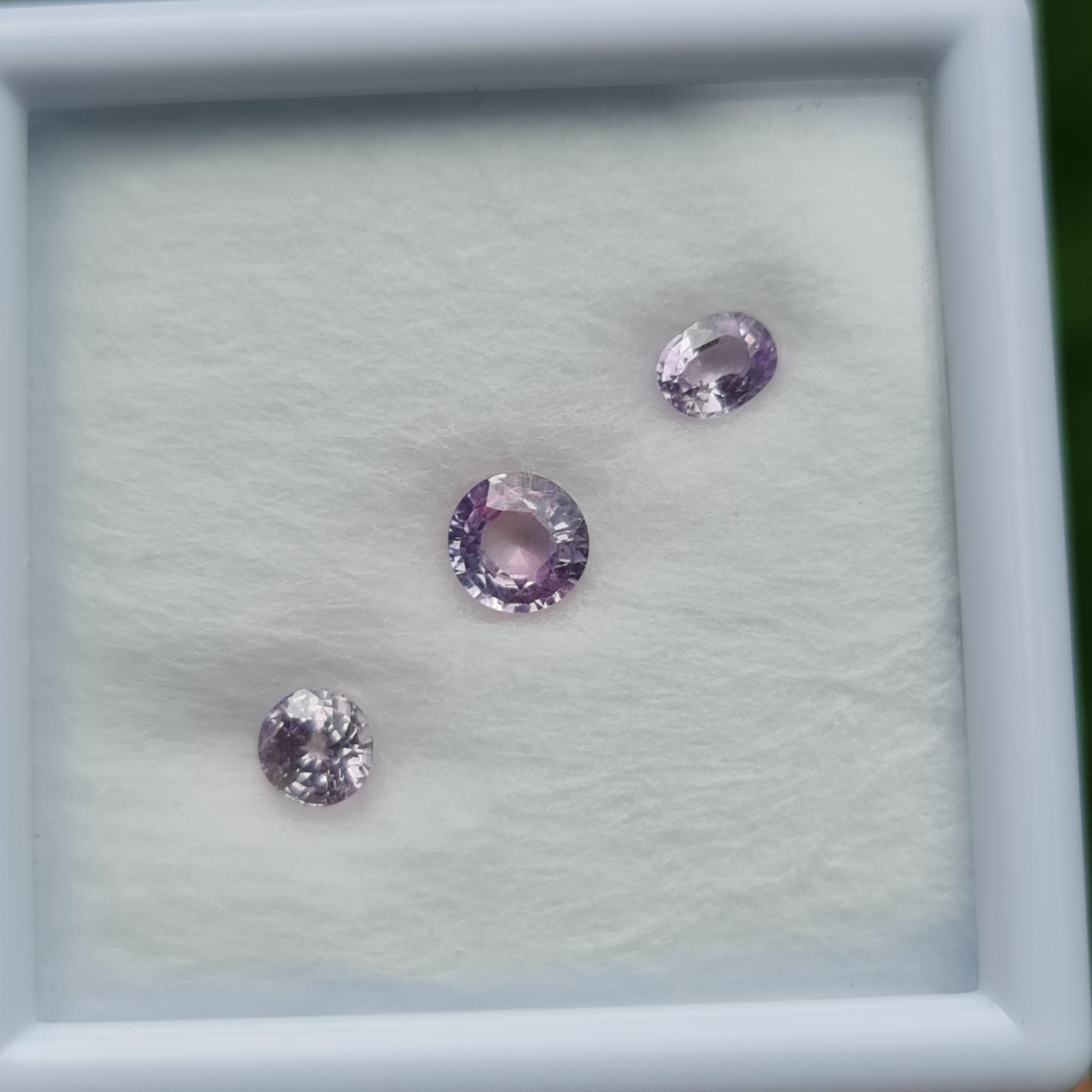 พลอย เพอเพิล แซฟไฟร์ Purple Sapphire ดิบ Unheated 1.36 กะรัต (Cts.) 3 เม็ด พลอยแท้ อัญมณีมงคลประจําวันเกิด เครื่องประดับพลอย