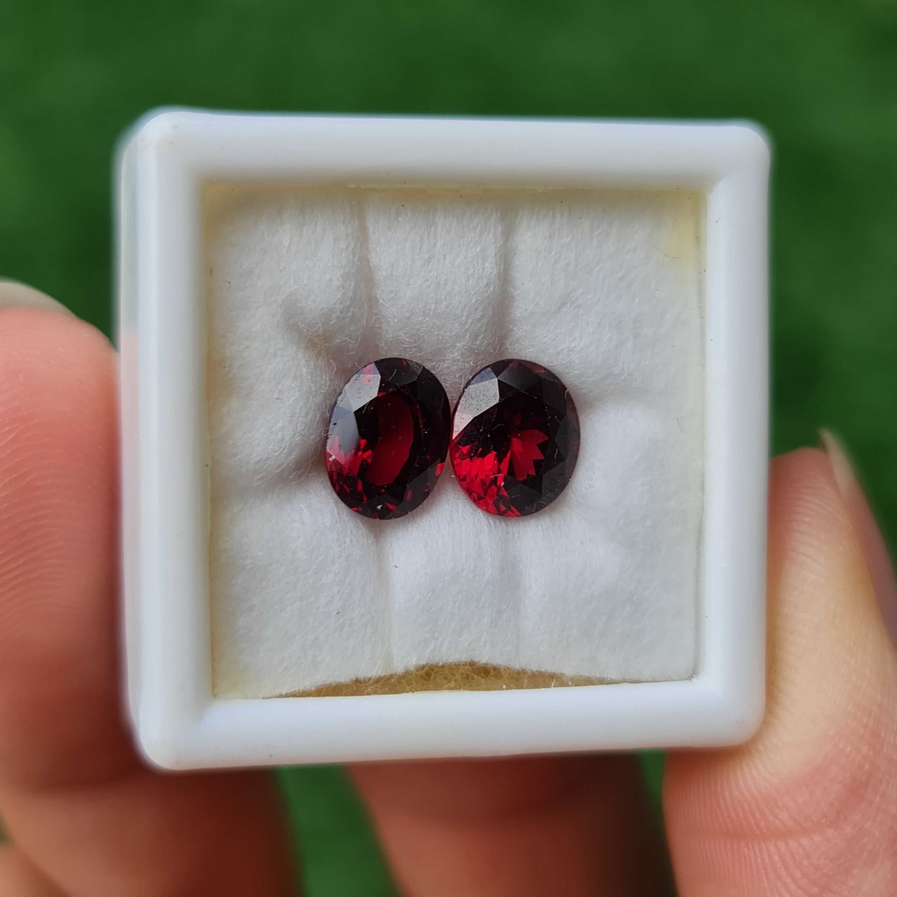พลอย โรโดไลต์ การ์เน็ท Rhodolite Garnet 3.10 Cts. 2 เม็ด (Pcs.) พลอยแท้ อัญมณีมงคลประจําวันเกิด เครื่องประดับพลอย