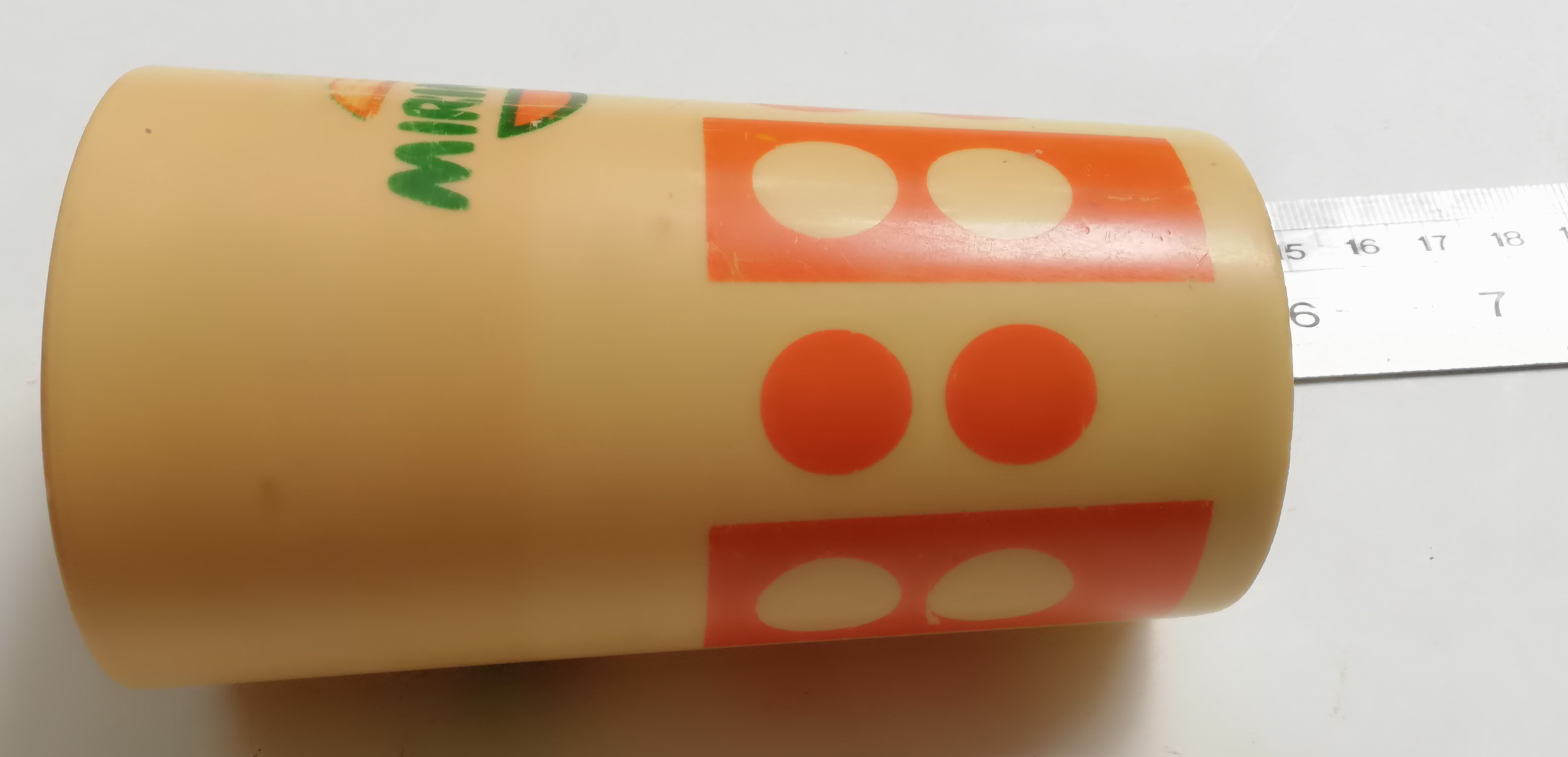 ของเก่าสะสม แก้วน้ำพลาสติกลายสีส้ม เขียว ของสะสมจากมิรินด้า MIRINDA เส้นผ่าศุนย์กลางประมาณปากแก้ว 2.9" ก้น 2.2" ความสูงประมาณ4.8" **ของเก่ามีตำหนิ โปรดตรวจสอบทุกภาพ