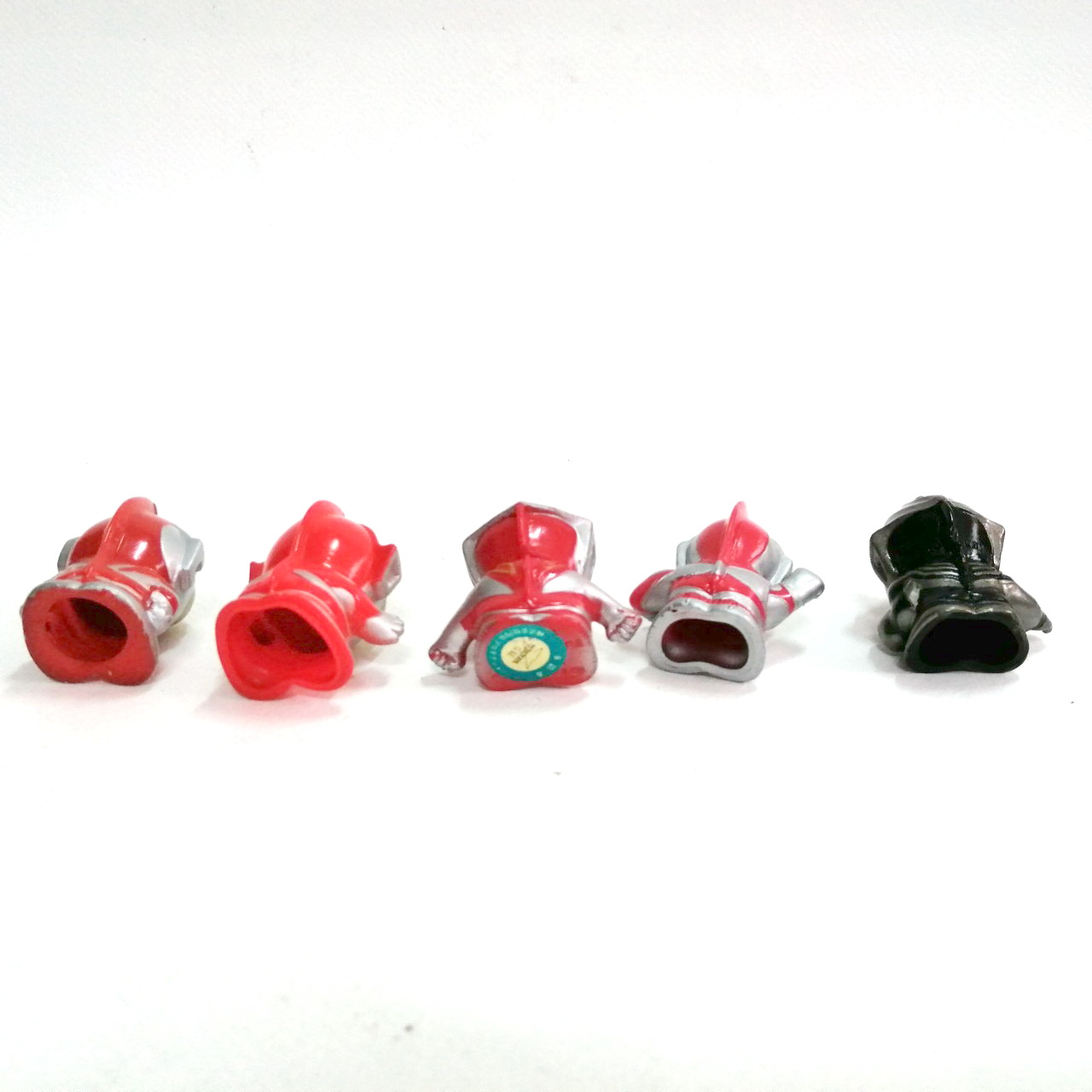 ซอฟสวมนิ้ว ขนาด2นิ้วอุลตร้าแมน มี อุลตร้าแมนนีออส, อุลตร้าแมนตัวปลอม, อุลตร้าแมนไกอา, อุลตร้าแมนแจ๊ค, ดาร์คทีก้า สภาพดี มีรอยบ้าง