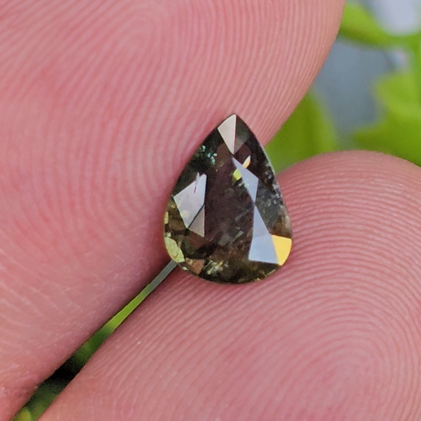 พลอย เขียวส่อง Green Sapphire 1.33กะรัต (Cts.) ดิบ (Unheated) พลอยแท้ อัญมณีมงคลประจําวันเกิด เครื่องประดับพลอย