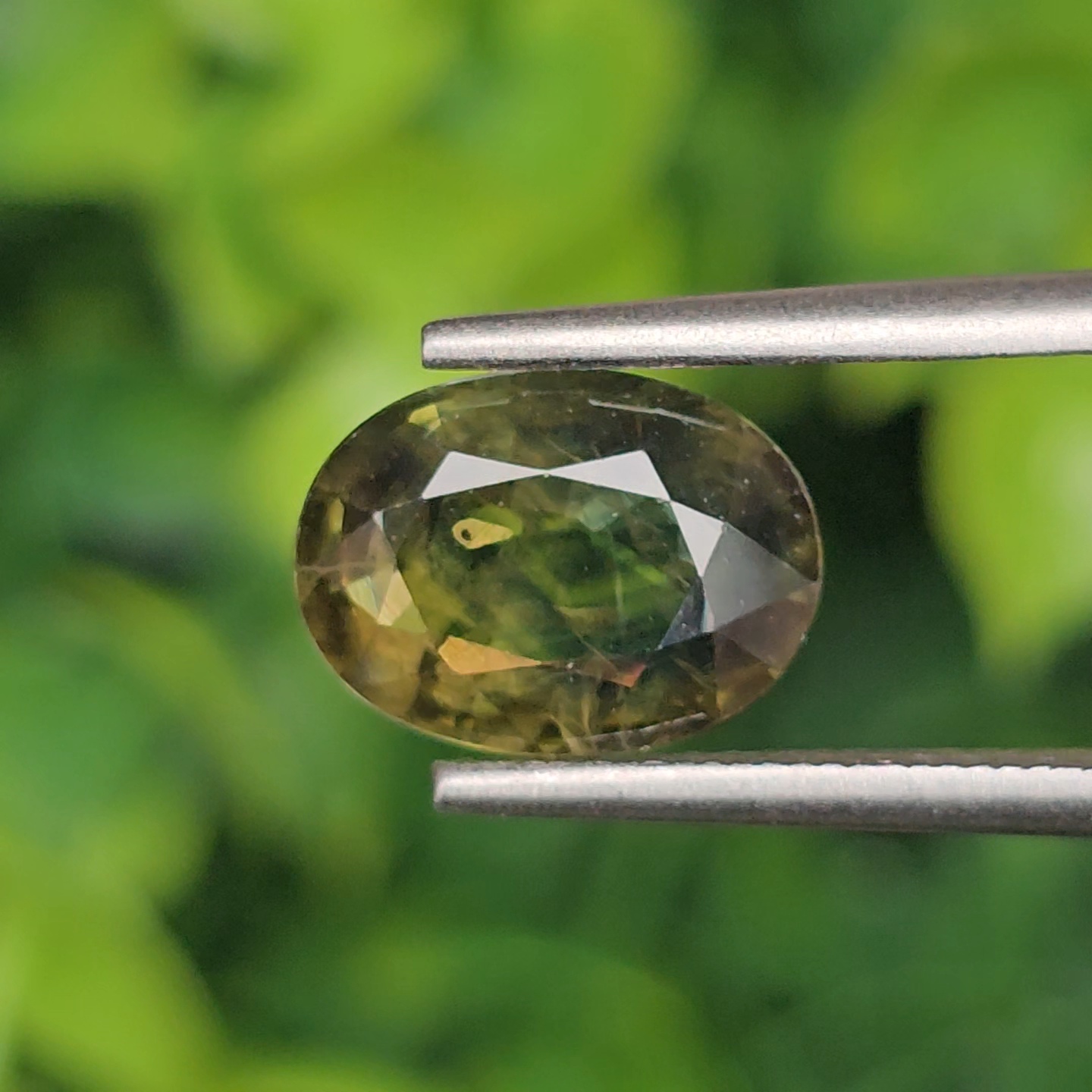 พลอย เขียวส่อง Green Sapphire 2.87 กะรัต (Cts.) พลอยแท้ อัญมณีมงคลประจําวันเกิด เครื่องประดับพลอย