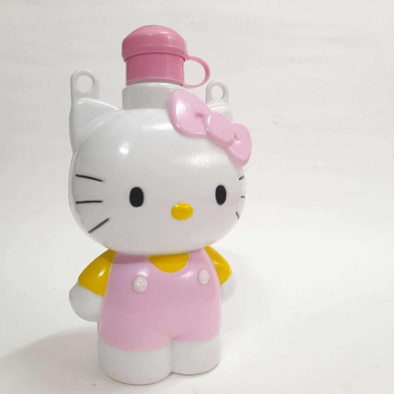 กระติกน้ำพลาสติกรูปคิตตี้ Hello Kitty ไม่เคยใช้ ขนาดตามรูป ตีเป็นสภาพมือสอง มีรอยบ้าง มีปั๊ม