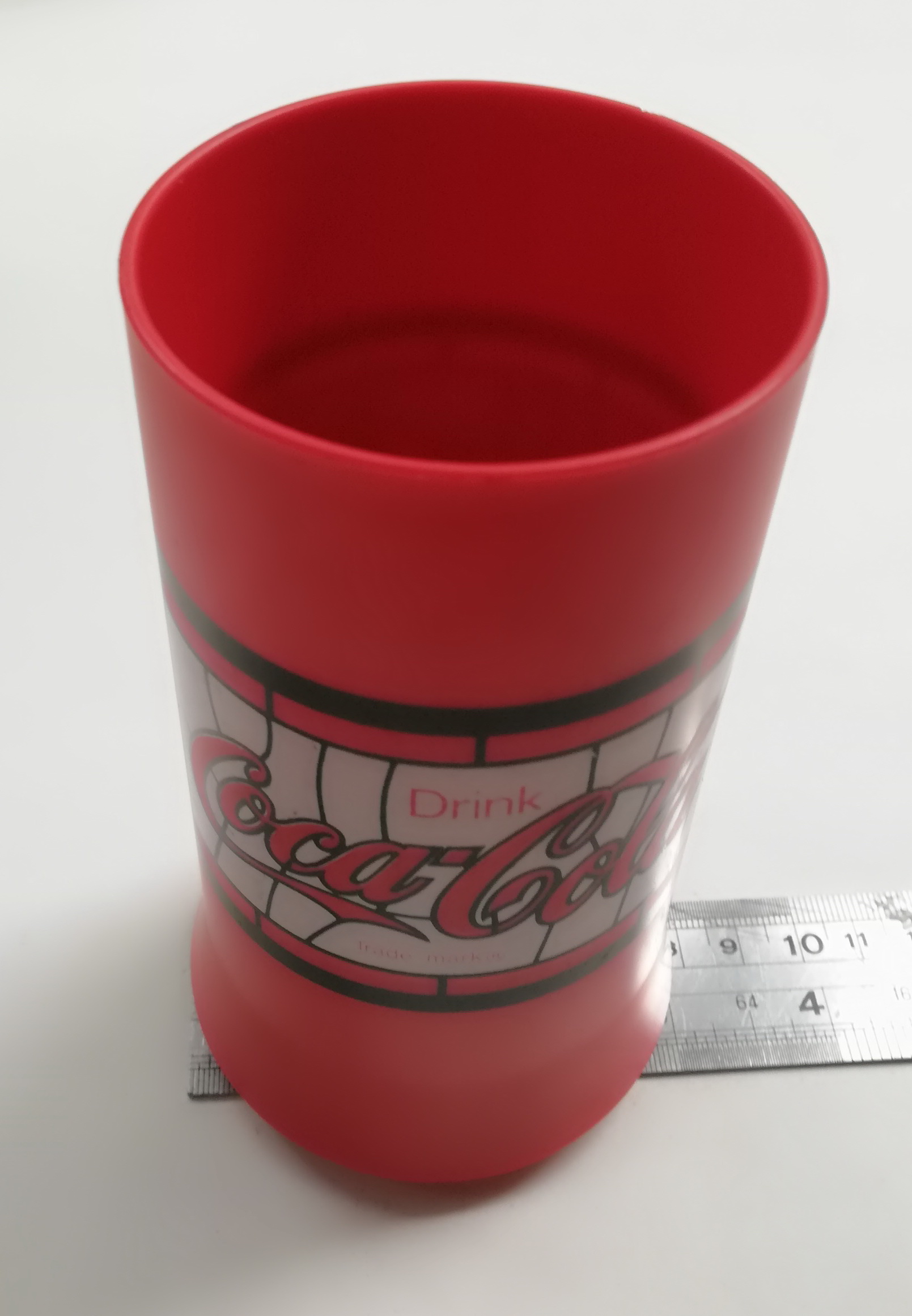 ของเก่าสะสม แก้วน้ำพลาสติกสีแดง ของสะสมจาก Coca-Cola งานศรีไทย ซุปเปอร์เแวร์ **ก้นแก้วมีเขียนชื่อตามภาพ