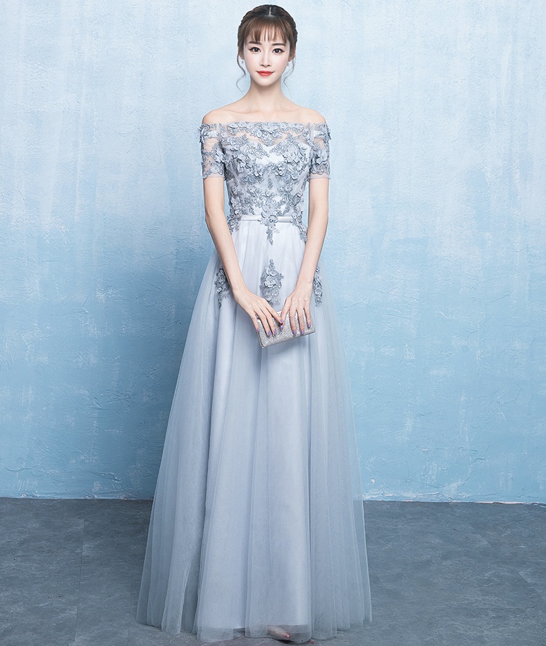 Pre-order ชุดราตรียาวสีเทาแบบไหล่ปาด แต่งลูกไม้ กระโปรงตาข่ายเชือกผูกหลัง