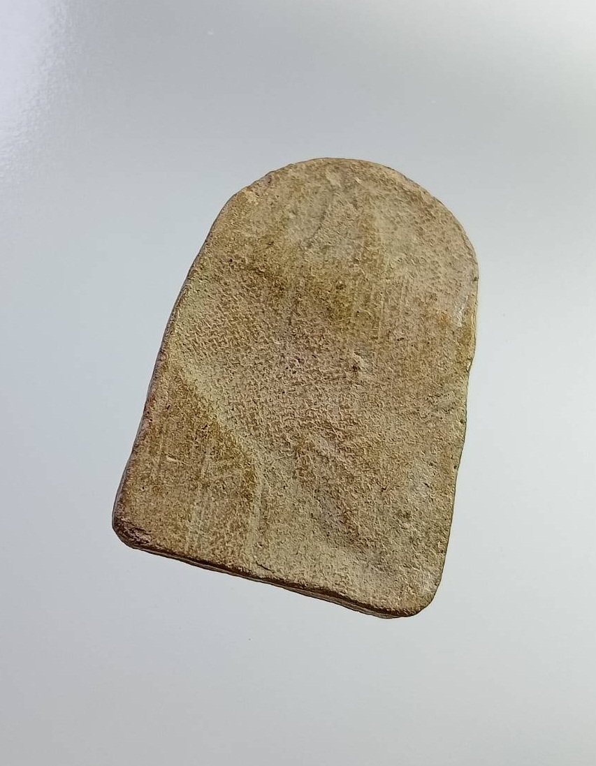 ผ2830 พระซุ้มกอ หลังลายผ้า เนื้อดิน ไม่ทราบที่ครับ