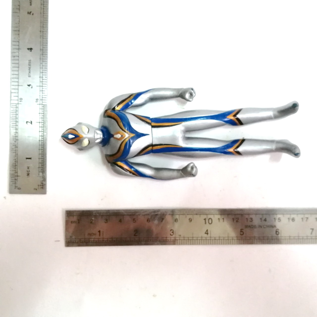 ซอฟ 6นิ้ว ขนาดตามรูป อุลตร้าแมนไดน่าตัวปลอม ( นิเซ อุลตร้าแมนไดน่า) **มีรอยแขนด้านหลังตามภาพ