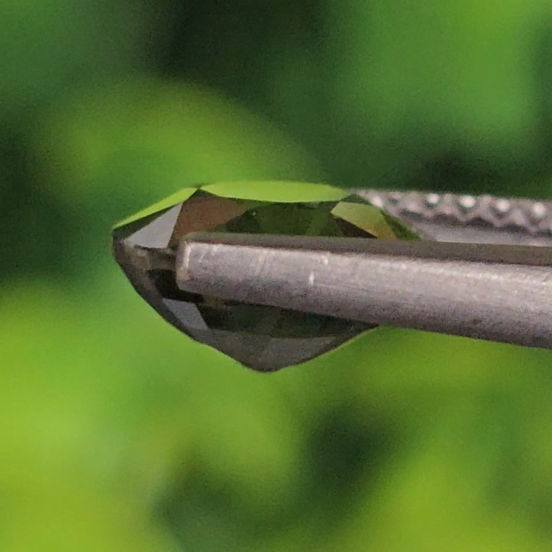 พลอย เขียวส่อง (Green Sapphire) 2.07 กะรัต (Cts.) พลอยแท้ อัญมณีมงคลประจําวันเกิด เครื่องประดับพลอย