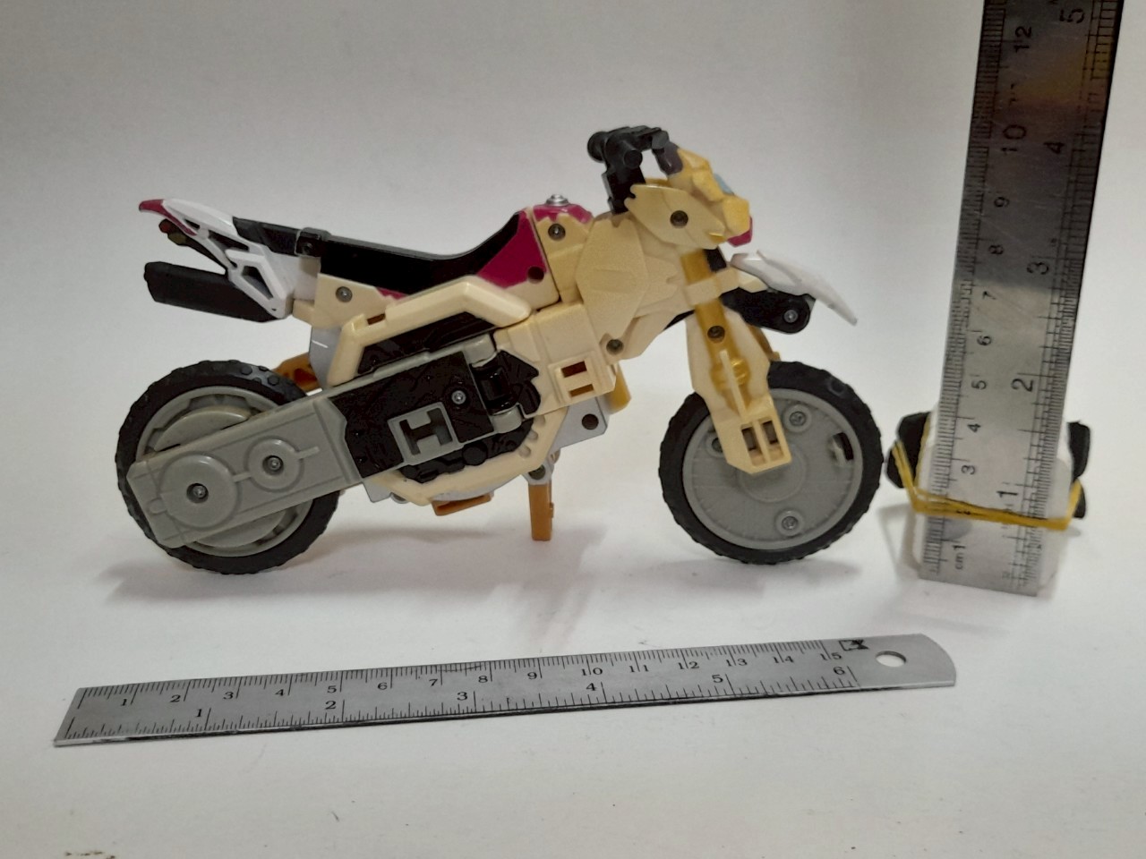 มีหลายภาพ รถมอเตอร์ไซค์ซากุระ จาก ซีรีย์มาสค์ไรเดอร์ไกมุ**ของมีตามภาพ