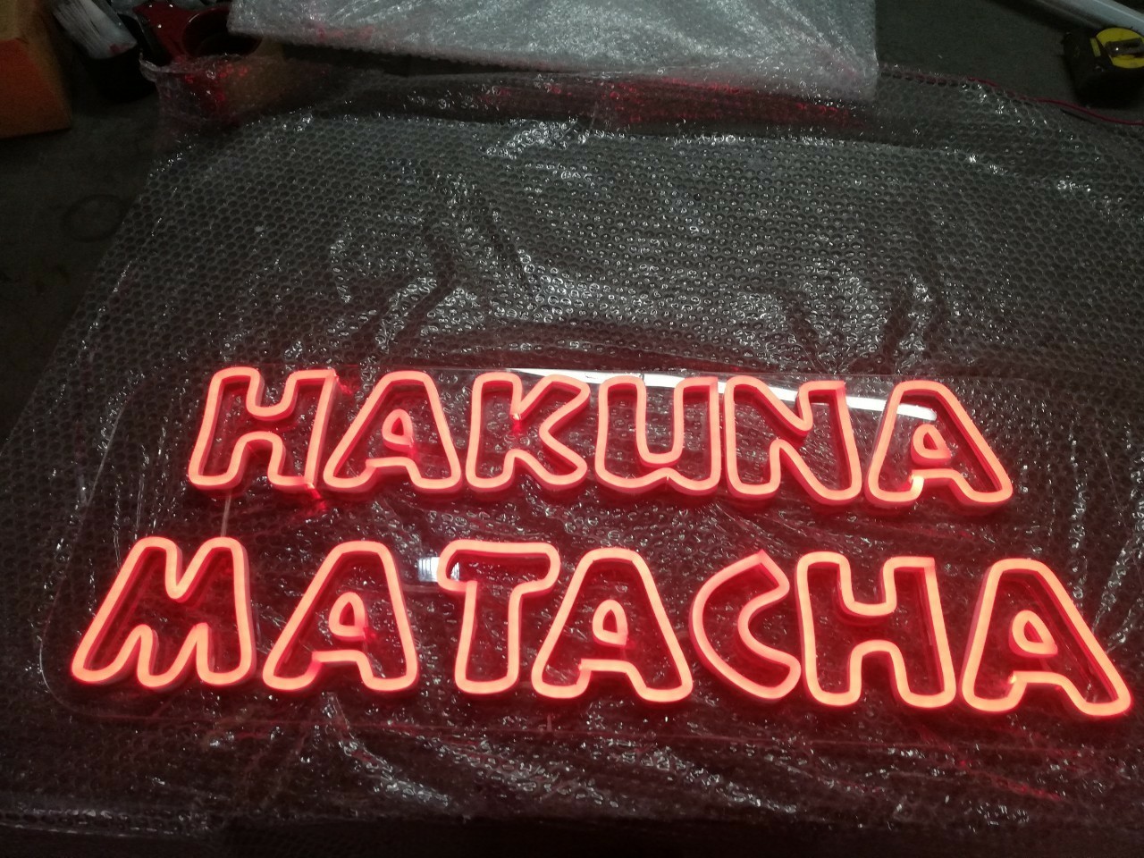 งานป้ายไฟนีออนดัดLED แสงสีแดง HAKUNA MATACHA