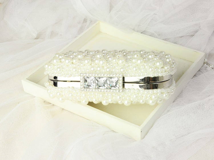 Evening Clutch กระเป๋าออกงาน แต่งมุกทั้งใบ คาดเพชรสวยหรู มาพร้อมกับสายโซ่สะพาย