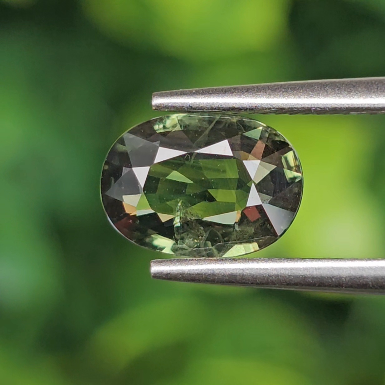 พลอย เขียวส่อง Green Sapphire 1.43 กะรัต (Cts.) พลอยแท้ อัญมณีมงคลประจําวันเกิด เครื่องประดับพลอย