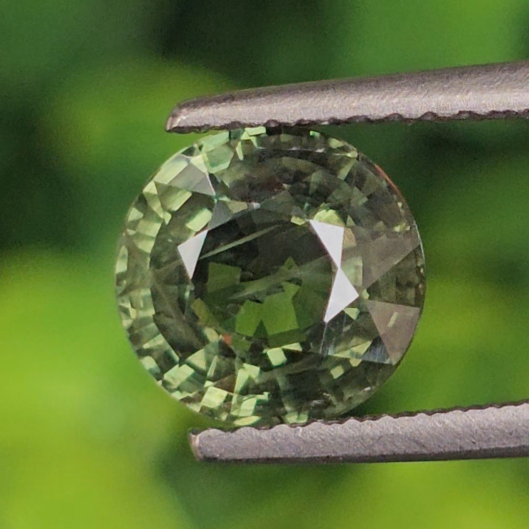 พลอย เขียวส่อง (Green Sapphire) 2.07 กะรัต (Cts.) พลอยแท้ อัญมณีมงคลประจําวันเกิด เครื่องประดับพลอย