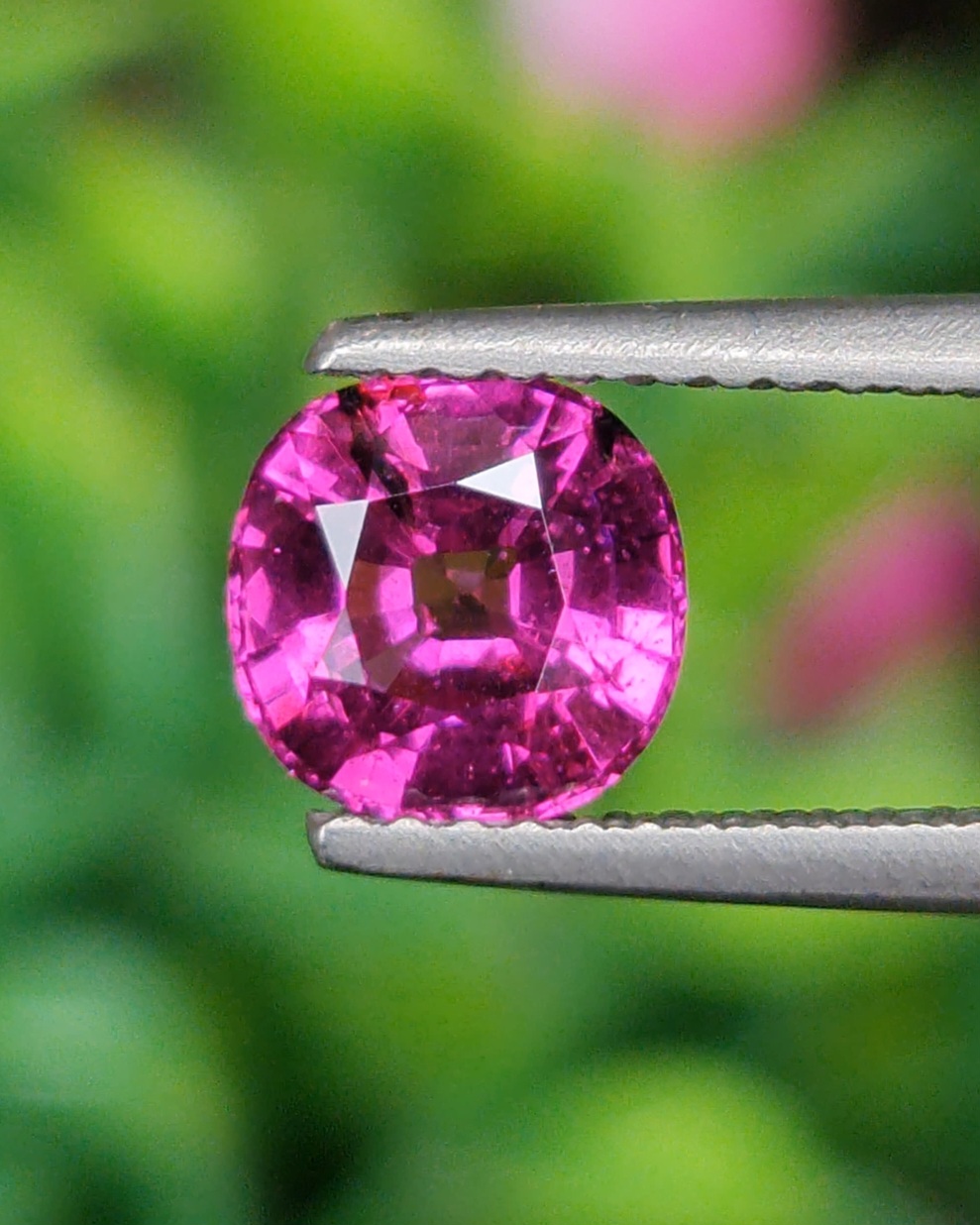 พลอย โรโดไลต์ กาเน็ท Rhodolite Garnet 1.39 กะรัต Cts.พลอยแท้ อัญมณีมงคลประจําวันเกิด เครื่องประดับพลอย