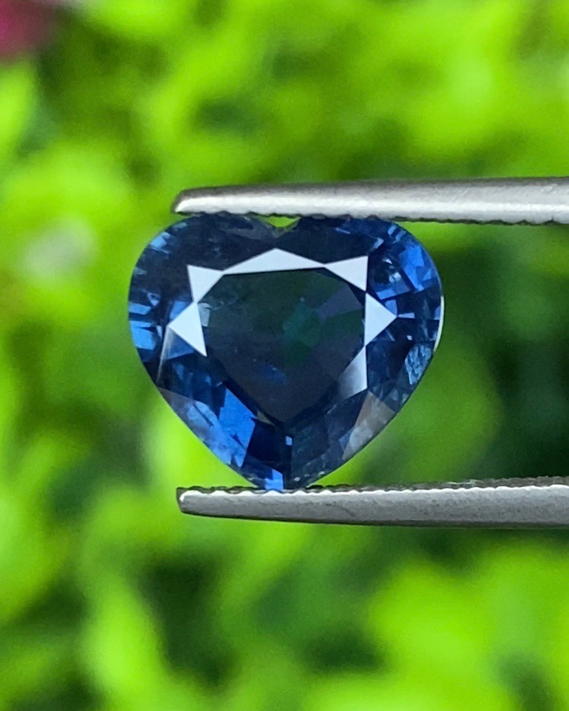 พลอย ไพลิน Blue Sapphire 3.24 กะรัต (Cts.) ดิบ (Unheated ) พร้อมใบเซอร์ พลอยแท้ อัญมณีมงคลประจําวันเกิด เครื่องประดับพลอย