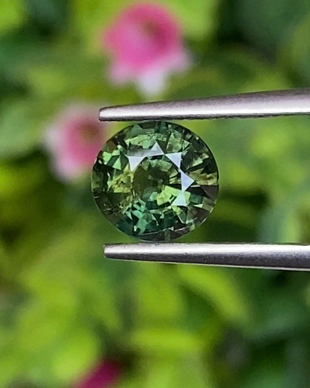 พลอย เขียวส่อง Green Sapphire 1.48 กะรัต (Cts.) ดิบ (Unheated) สี Vivid Green พร้อมใบเซอร์ (With Certificate) พลอยแท้ อัญมณีมงคลประจําวันเกิด เครื่องประดับพลอย