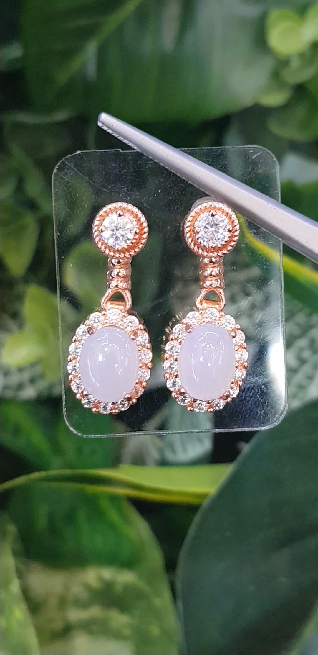 หยก พม่า แท้ Jade ต่างหูหยก (jadeite) ดิบ ไม่ผ่านการปรับปรุง (Type A) พม่า (Myanmar)