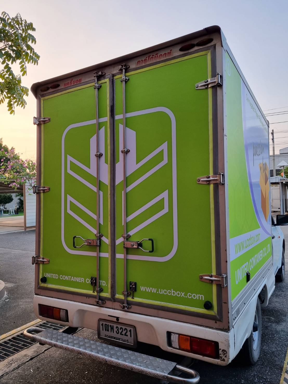 งานติดตั้งติดสติ๊กเกอร์รถกระบะตู้ทึบ