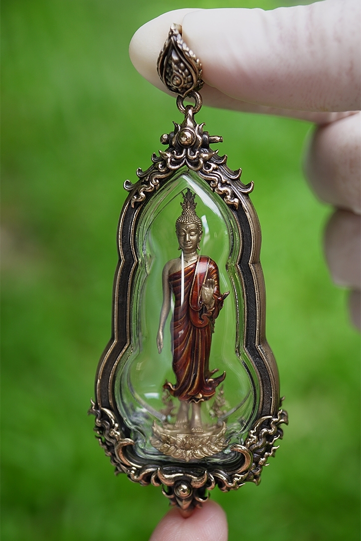 พระพุทธศิริสุขมั่นคงทรัพย์พร้อมเลี่ยมกรอบ รหัส 6 เนื้อทองสัมฤทธิ์ลงยาจีวร