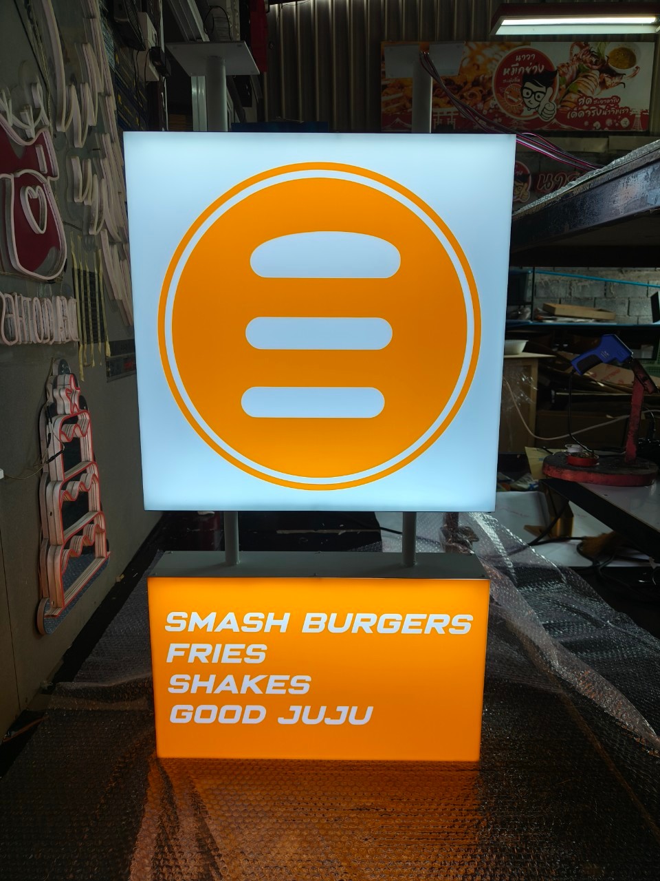 ป้ายกล่องไฟออกรอบตัว