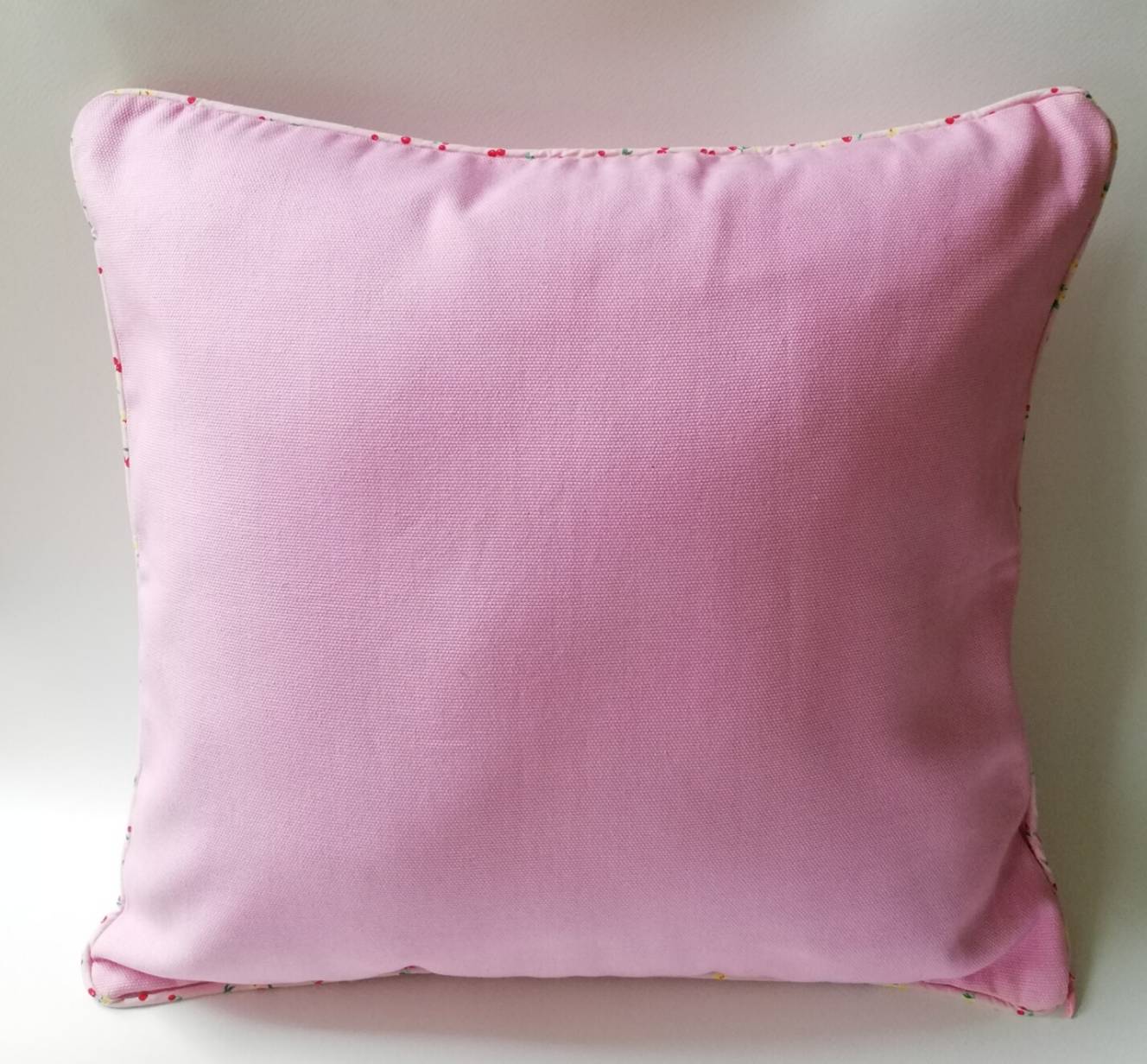 ปลอกหมอนอิงขนาด16"*16" สีชมพูหวานผ้าค๊อตต้อนเนื้อหนา แต่งด้านหน้าด้วยการตีตารางและกุ๊นขอบด้วยผ้าค๊อตต้อนชมพูลายเชอรี่สีแดงน่ารัก ติดซิปซ่อนชมพู