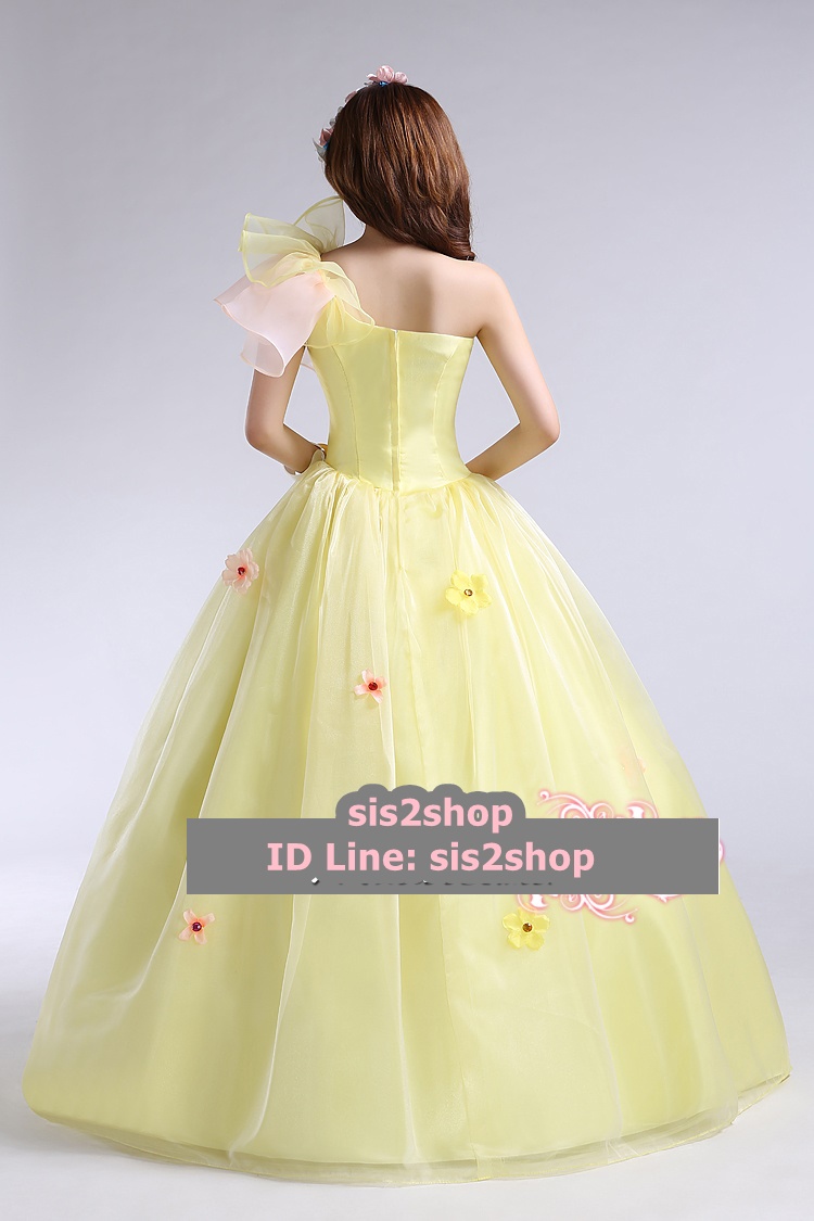 พร้อมเช่า ชุดแฟนซี ชุดราตรียาว สีเหลืองอ่อน ไหล่เฉียง แต่งระบายผ้าแก้ว และดอก Peony