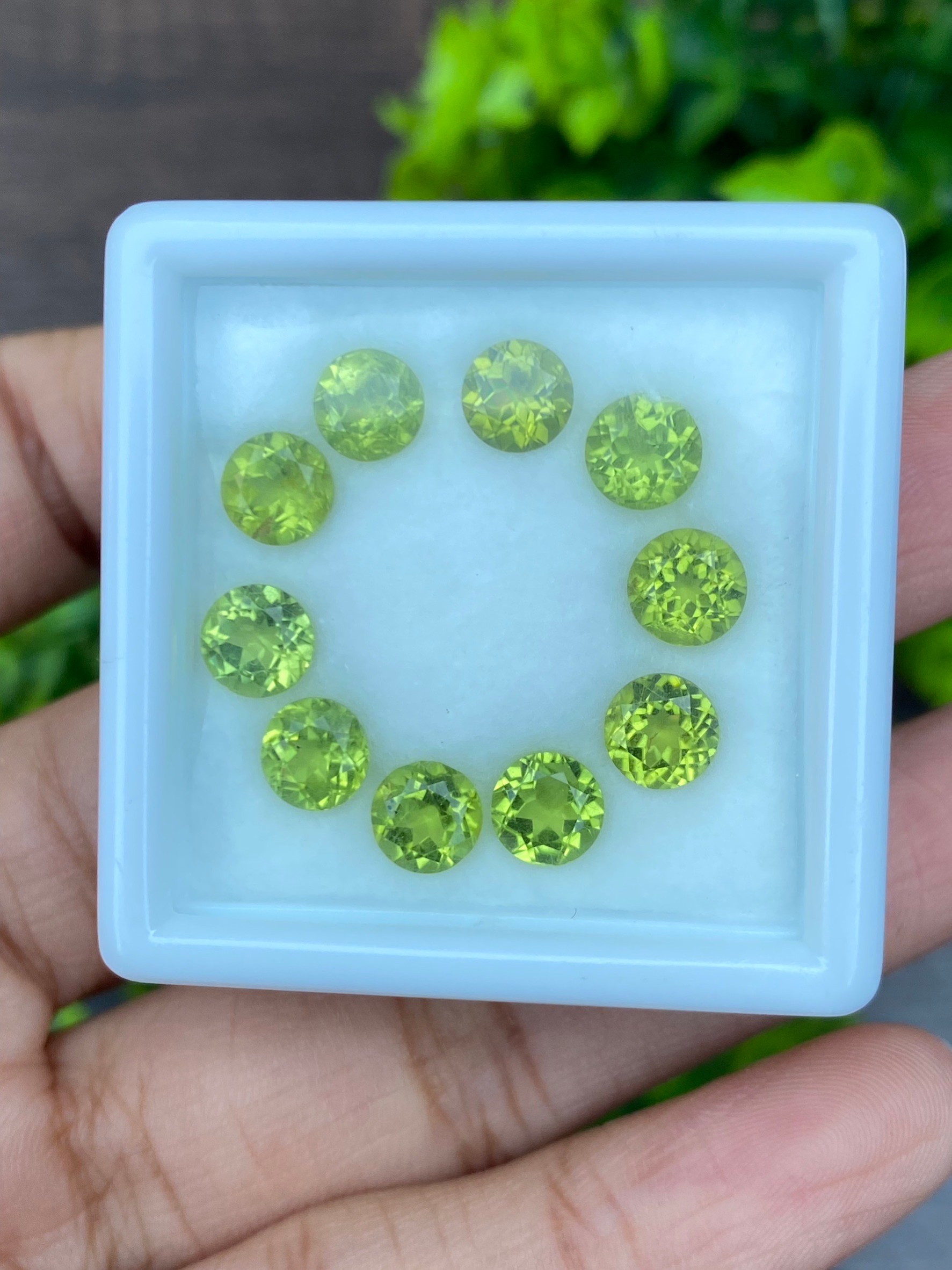 พลอย เพอริดอต Peridot 9.28 กะรัต (Cts.) 10 เม็ด (pcs.) พลอยแท้ อัญมณีมงคลประจําวันเกิด เครื่องประดับพลอย