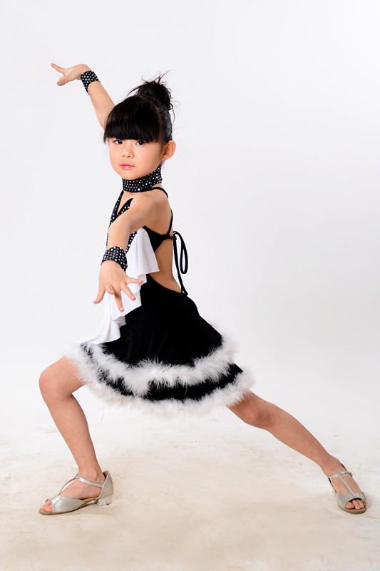 Pre-order ชุดแฟนซี ชุดแสดง สายเดี่ยว แต่งเลื่อม กระโปรงเป็นชั้น ๆ แต่งขนนก สวยงาม เซ็กซี่