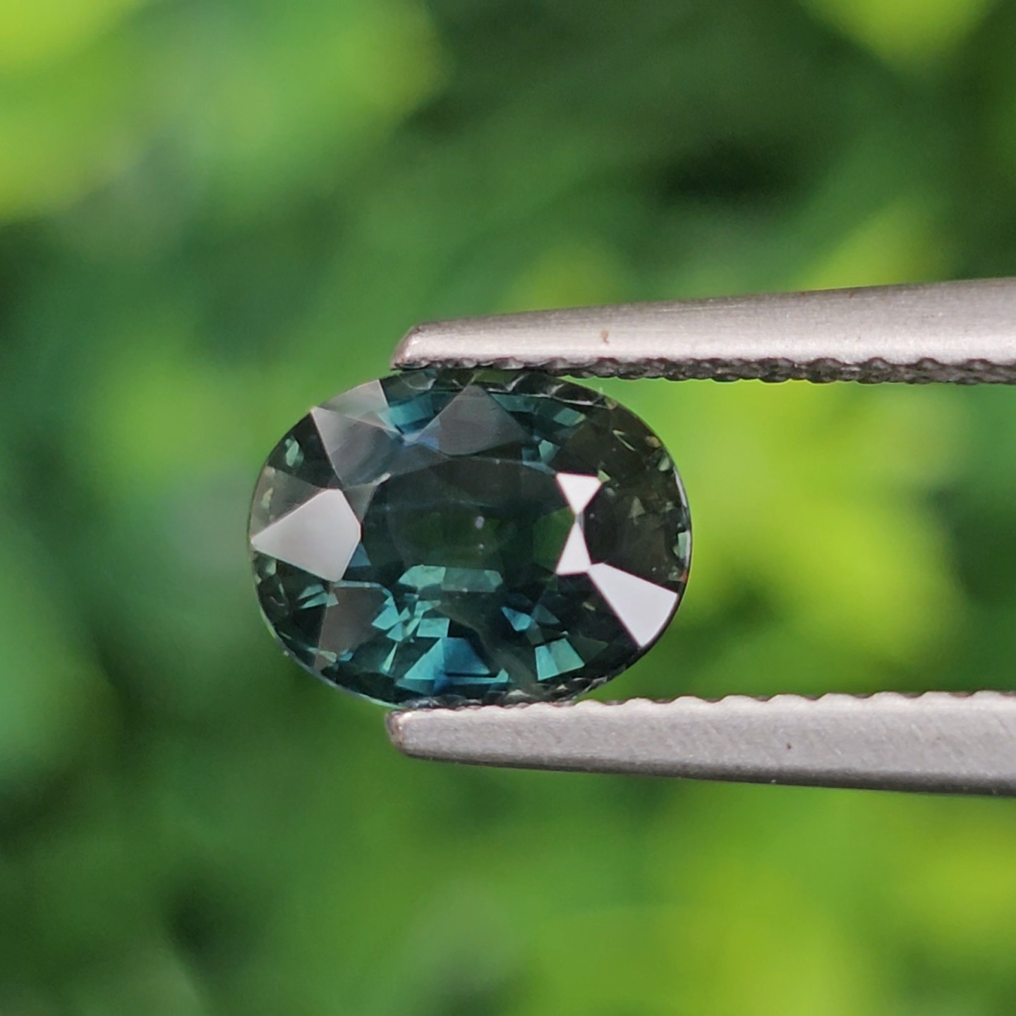 พลอย เขียวส่อง Green Sapphire 1.87 กะรัต (Cts.) ดิบ Unheated พลอยแท้ อัญมณีมงคลประจําวันเกิด เครื่องประดับพลอย