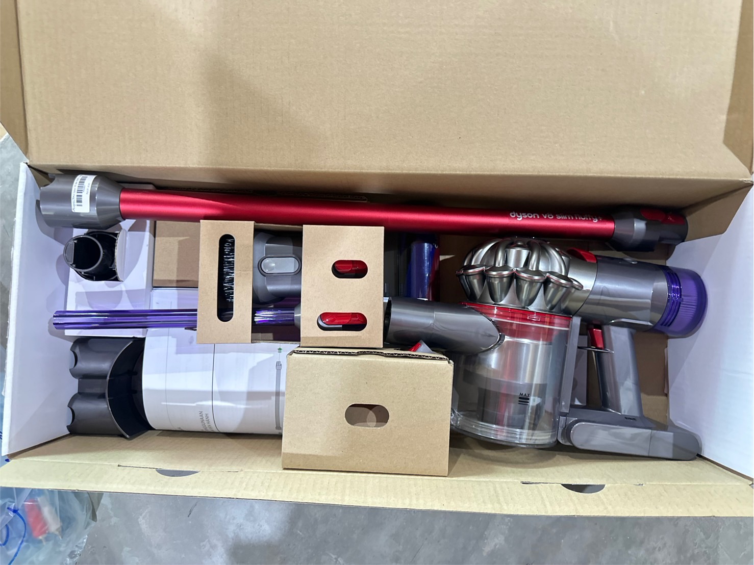 เครื่องดูดฝุ่นไร้สาย Dyson V8 Slim fluffy + Adapter