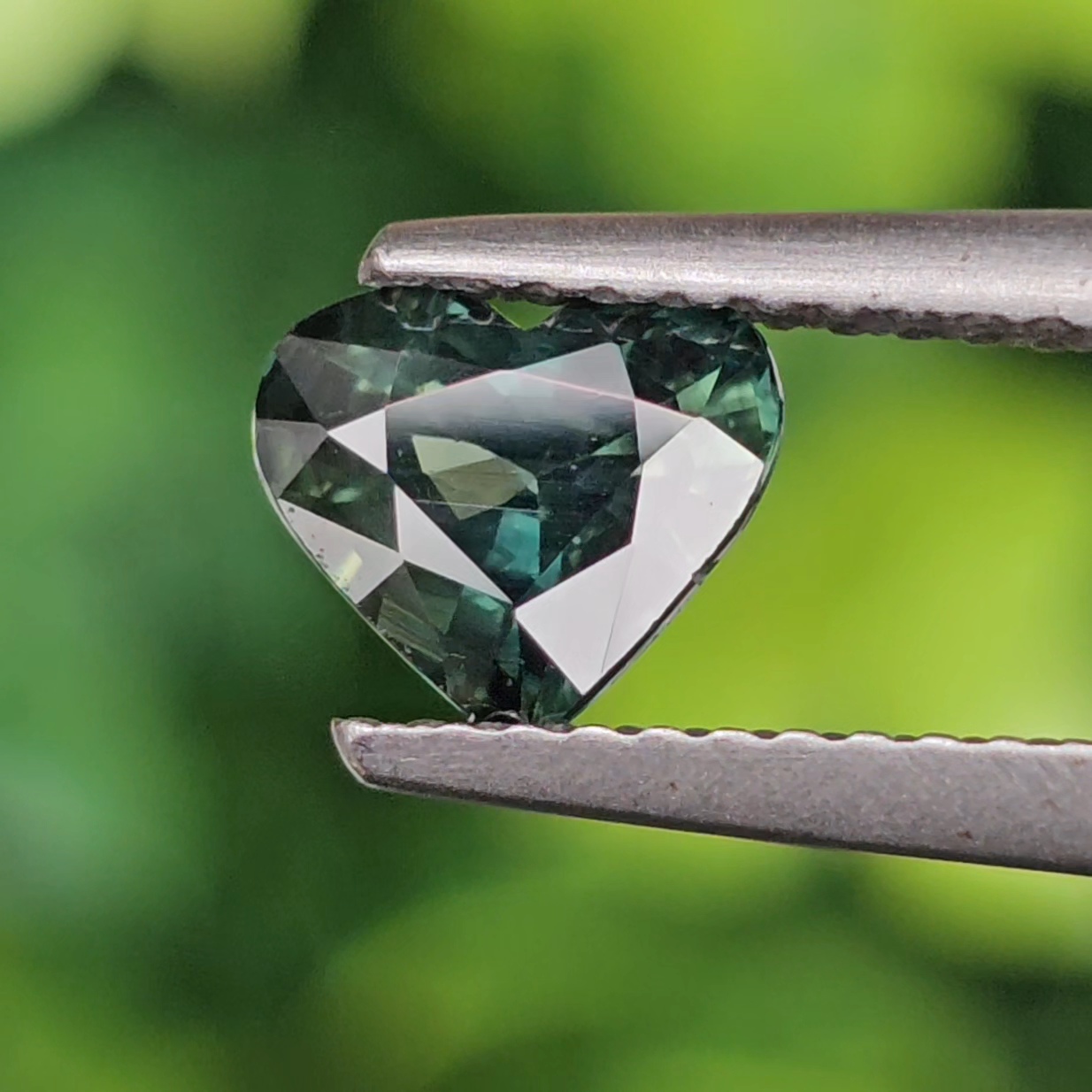 พลอย เขียวส่อง Green Sapphire 1.11 กะรัต (Cts.) พลอยแท้ อัญมณีมงคลประจําวันเกิด เครื่องประดับพลอย