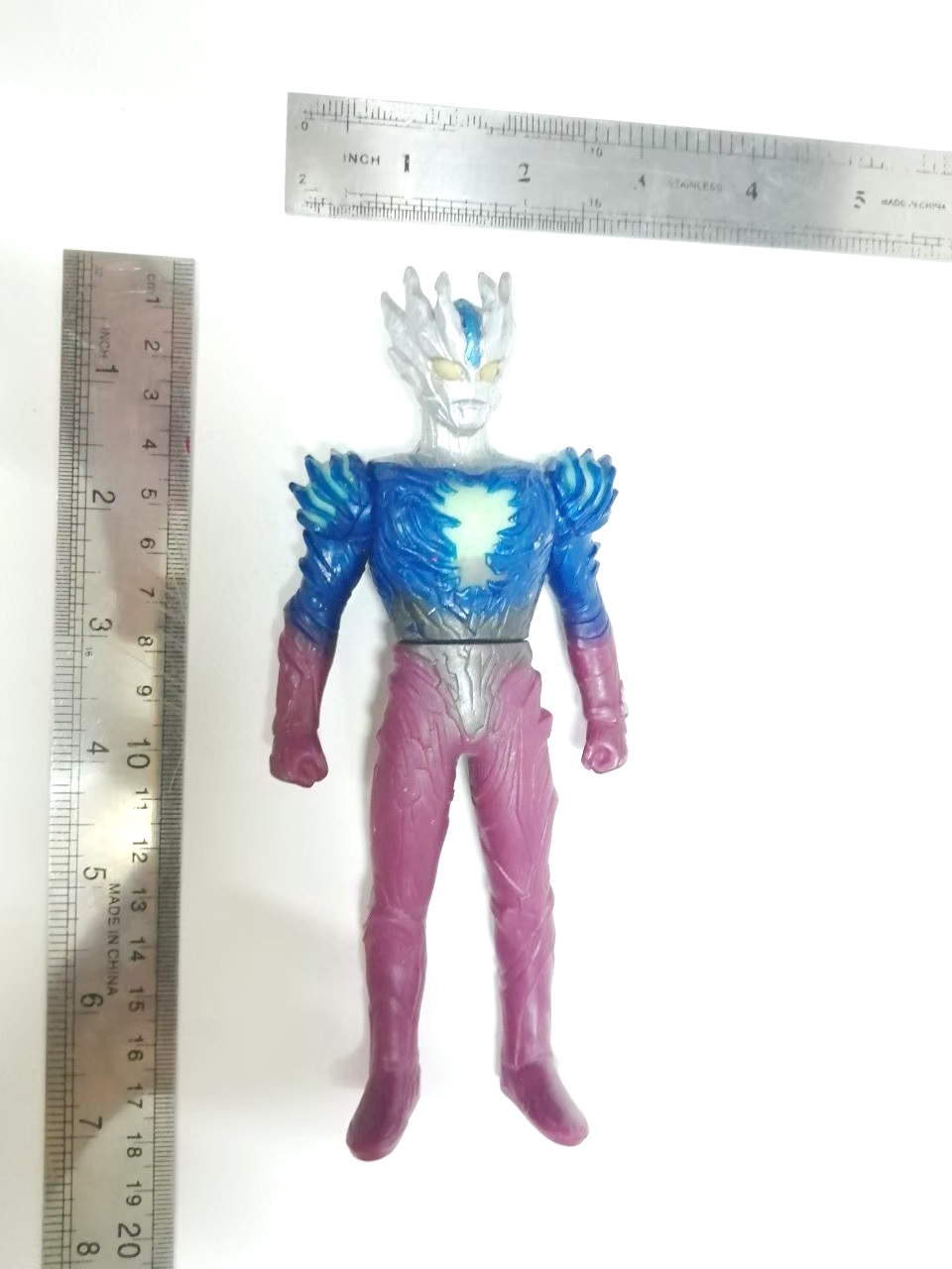 ซอฟ6.5- 7 นิ้ว อุลตร้าแมนซาก้า bandai2011รุ่นเรืองแสงในที่มืด มือสองสภาพดีมีรอยบ้าง