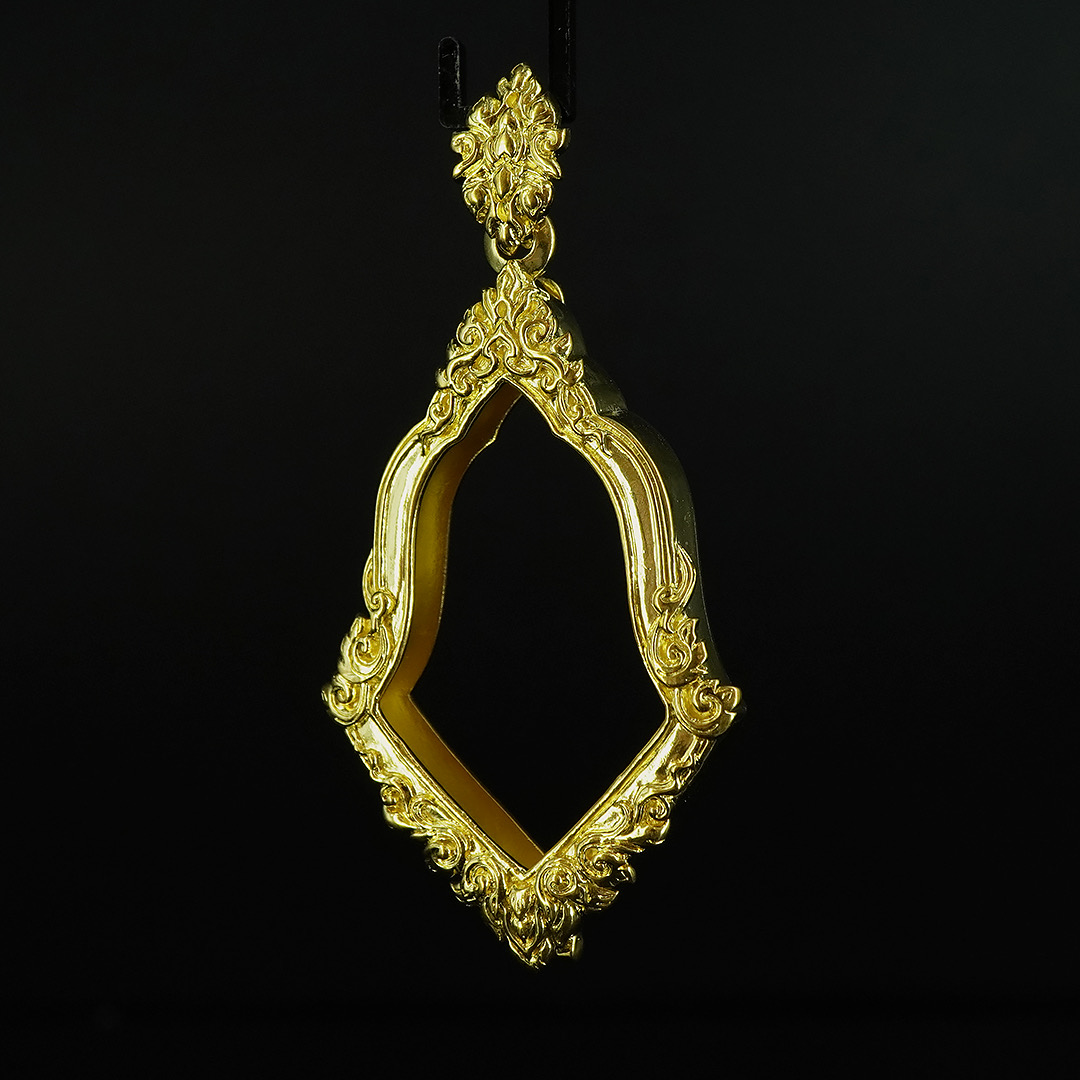 (แบบที่20.1) กรอบเนื้อบรอนซ์ชุบทอง สำหรับองค์พระขนาด ความสูง 3.9 เซนติเมตร ความกว้าง 2.6 เซนติเมตร