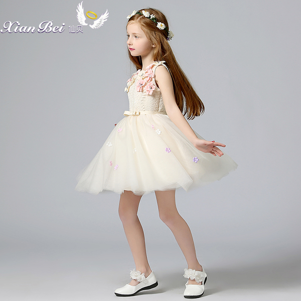 Pre-Order ชุดราตรีเด็ก สไตล์เจ้าหญิง แขนกุด สีแชมเปญ แต่งอกด้วยลูกไม้ และดอกไม้สามมิติ คาดโบว์ที่เอว กระโปรงตาข่าย เป็นชั้น ๆ ซิปหลัง