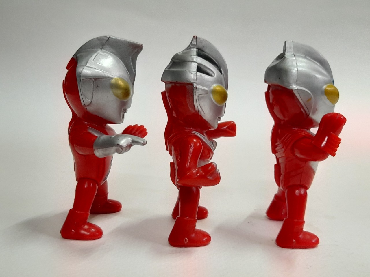 มีหลายภาพ,เซ็ทอุลตร้าแมน งานพลาสติก งานเก่าเรทโทร ไม่มีตัวปั๊ม ขนาดตามรูป มีอุลตร้าแมนคอสมอส,อุลตร้าแมนไกอา และอุลตร้าแมนทีก้า ค่อนข้างหายากงานเก่าสภาพดีมีรอย มีตำหนิบ้าง