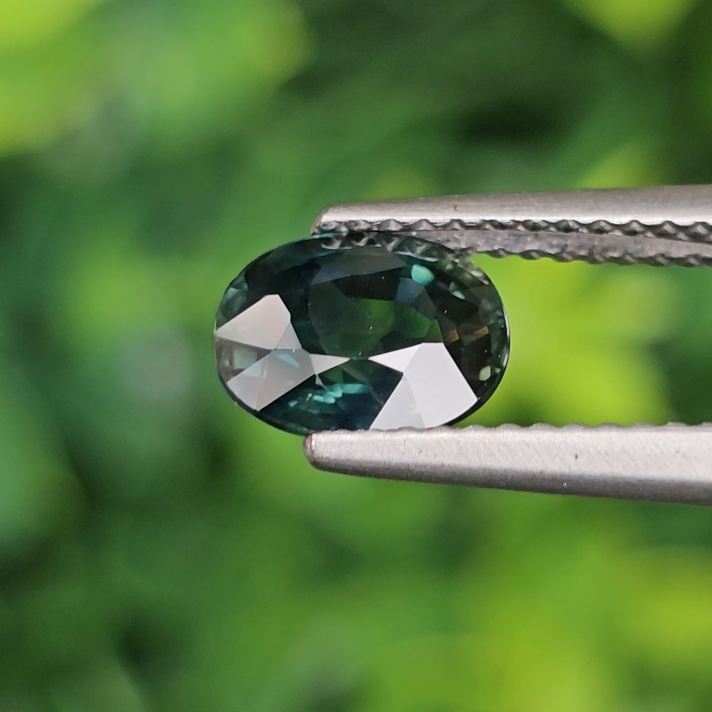 พลอย เขียวส่อง Green Sapphire 1.87 กะรัต (Cts.) ดิบ Unheated พลอยแท้ อัญมณีมงคลประจําวันเกิด เครื่องประดับพลอย