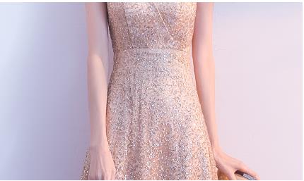 ชุดราตรียาวสายเดี่ยวสีทองแต่งกากเพชรสวยหรู (ซิปหลัง)