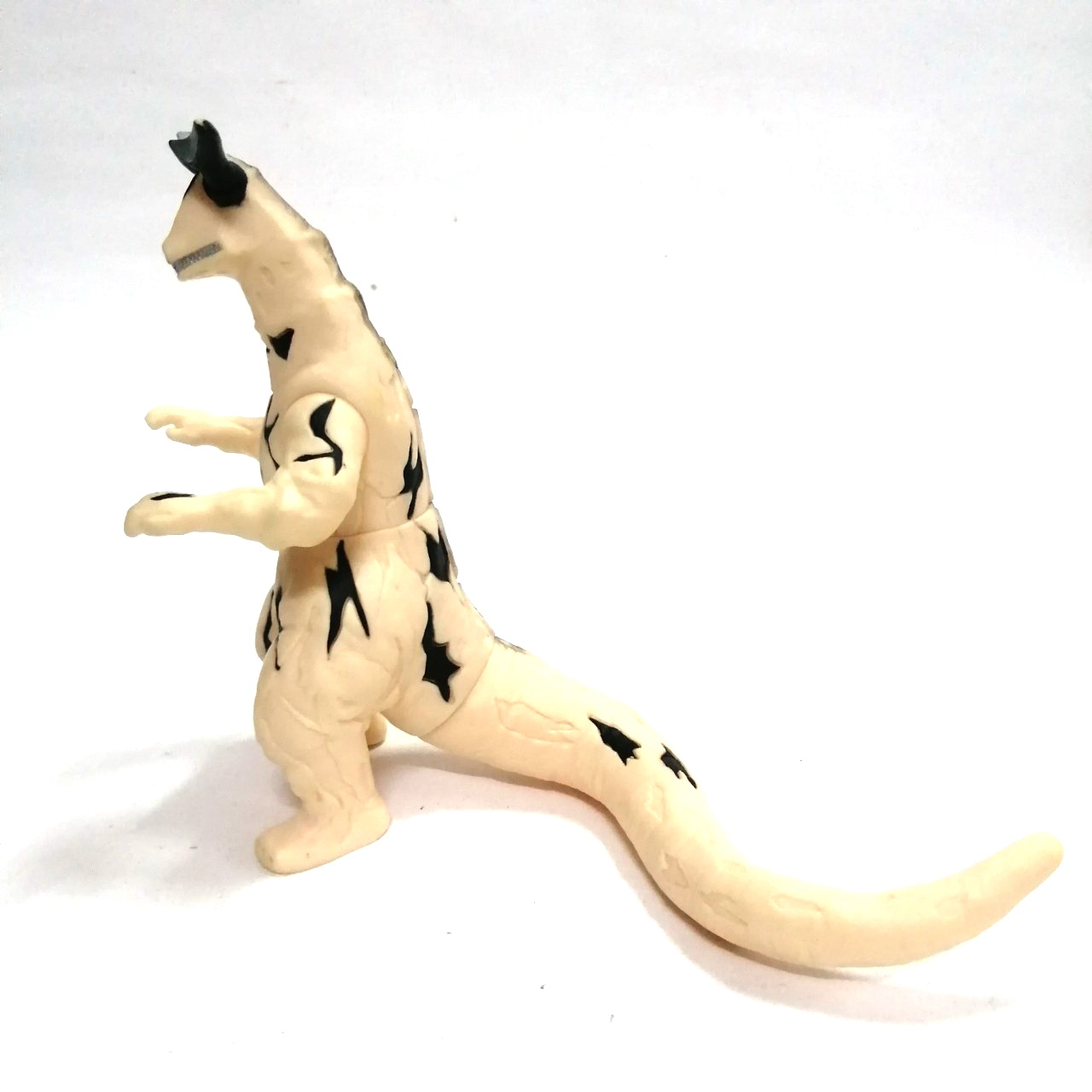 ซอฟ 5นิ้ว สปาร์คดอลล์ มีสติ๊กเกอร์ สัตว์ประหลาด เอเรคิงส์ จาก อุลตร้าเซเว่น BANDAI 2012 CHINA มีรอยสีถลอกบ้าง