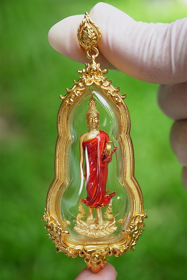 พระพุทธศิริสุขมั่นคงทรัพย์พร้อมเลี่ยมกรอบ รหัส 2 เนื้อบรอนซ์นอกชุบทองลงยาจีวร