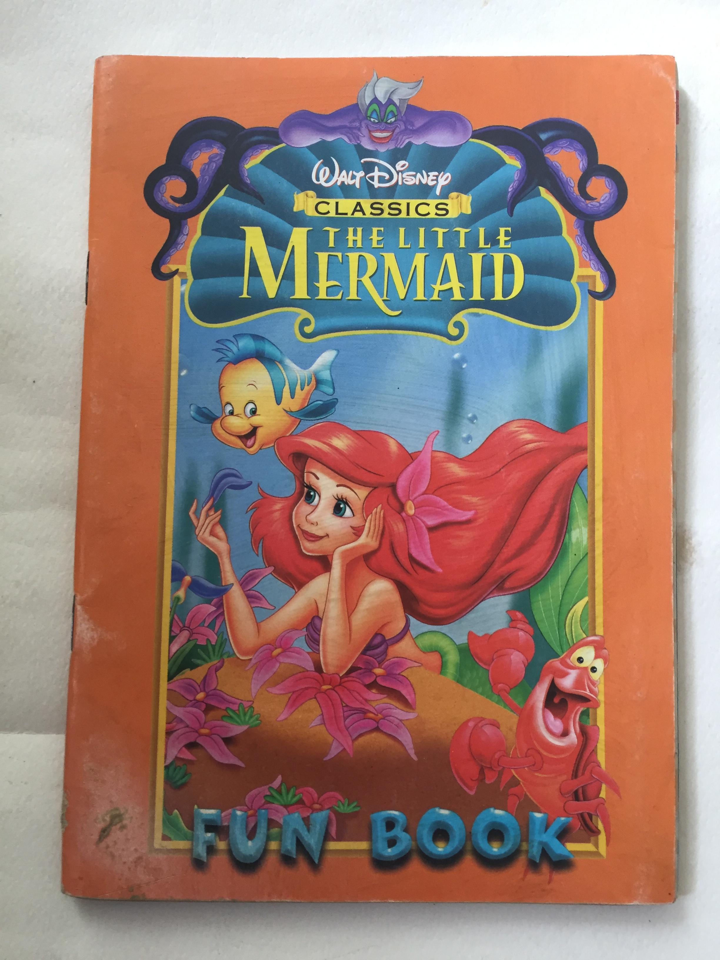 มีหลายภาพ, มีตำหนิ โปรดดูทุกภาพ, สมุดภาพเจ้าหญิงเงือกน้อยแอเรียล, the Little Mermaid ขนาด 19 cm, เป็นสมุดภาพการ์ด ที่คั่นหนังสือ ป้ายสมุดโทรศัพท์การ์ดอวยพรวันเกิดตัวแขวนโทรศัพท์มือถือเป็นกระดาษสแตนดี้และภาพระบายสี เป็นภาพเงือกน้อยแอเรียล Little Mermaid