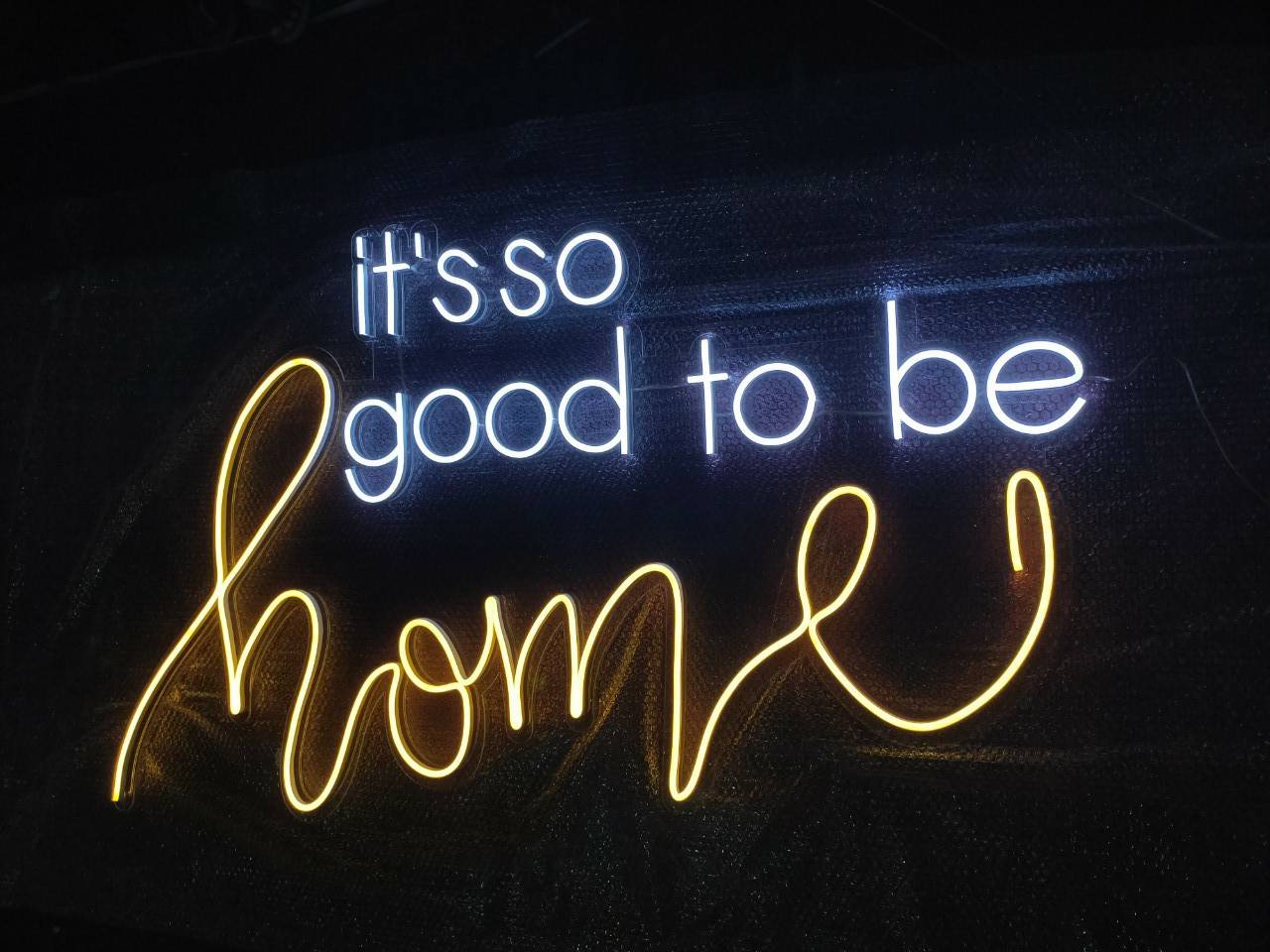 ป้ายไฟ LED แสงสีขาว ตัดกัสีวอม วางบนอคิลิคใส 3 mm.