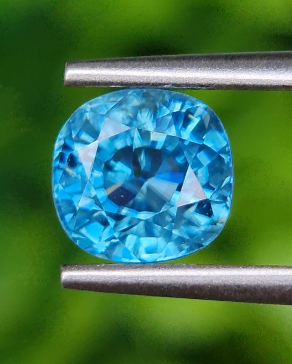 พลอย เพทาย (Zircon) 2.89 กะรัต (Cts.) พลอยแท้ อัญมณีมงคลประจําวันเกิด เครื่องประดับพลอย