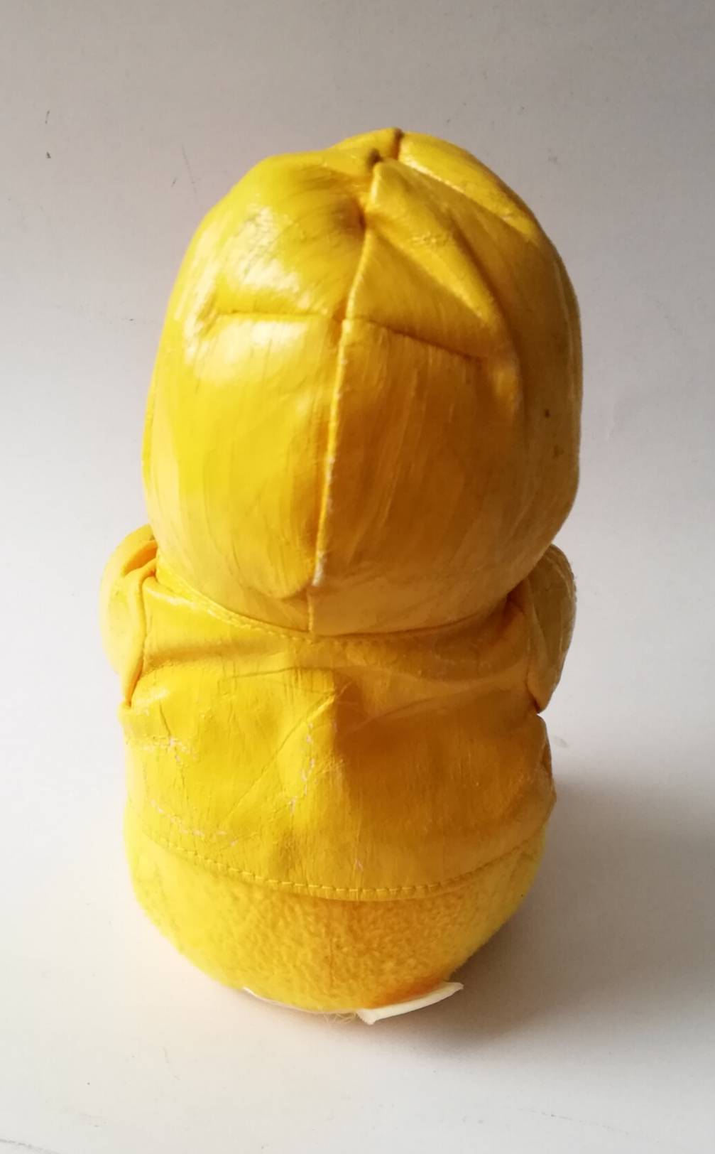 ตุ๊กตาผ้า Winnie the Pooh หมีพูห์สีเหลืองใส่เสื้อกันฝน ใต้หมวกมีลูกอ๊อดสีเขียว เสื้อเหลืองเป็นผ้าร่ม มีรอยแตกตามภาพ ขนาดประมาณ 5"