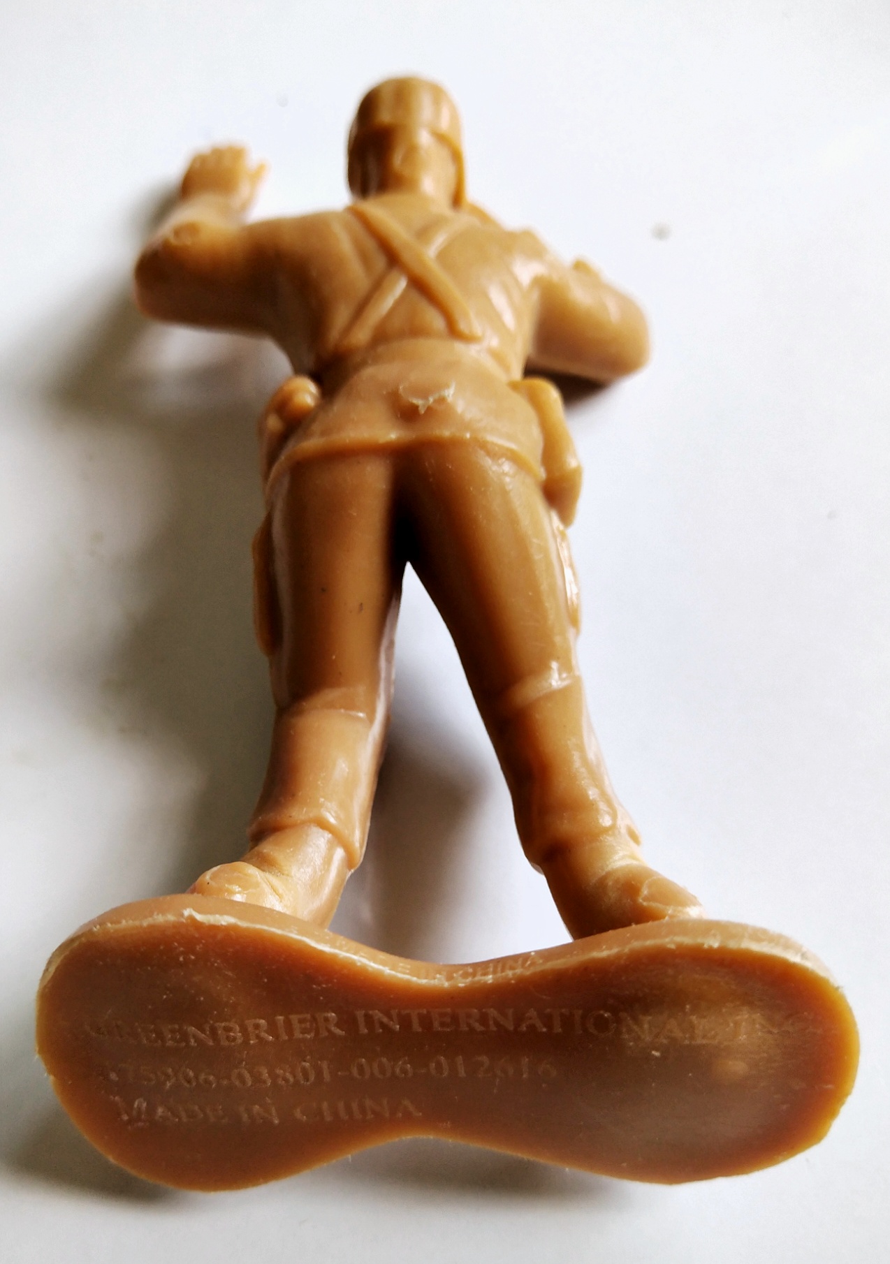 ของสะสม โมเดลพลาสติก ตุ๊กตาทหารยืนส่องกล้อง สีน้ำตาลอ่อน จาก Greenerier International Inc.