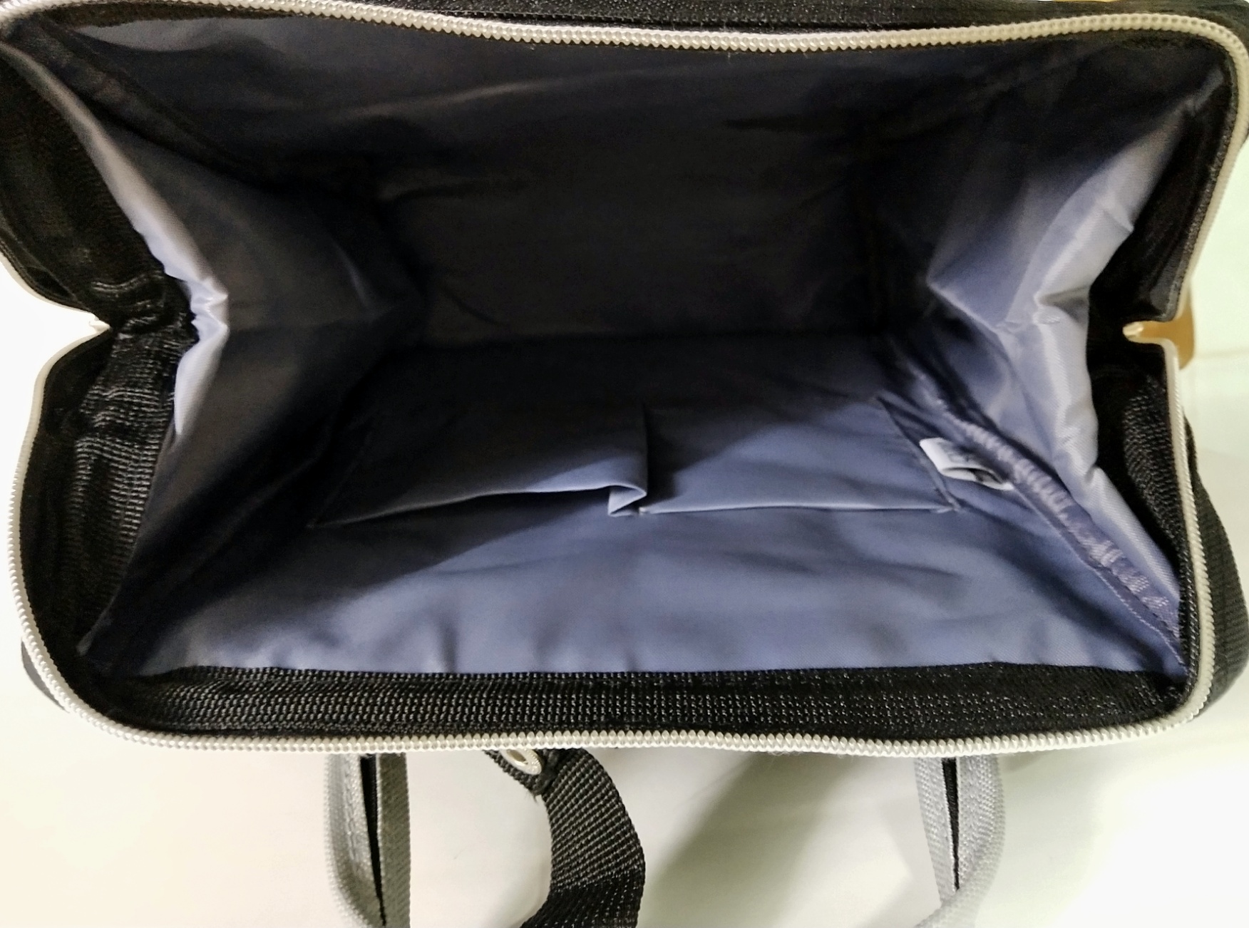 กระเป๋าเป้ลายสตาร์วอร์ +หูหิ้ว Star Wars ,tsum มีโครงเหล็ก บริเวณปากกระเป๋า ขนาดประมาณ 15"*9.5", ของแท้ ใหม่ **ป้ายหลุดหาย