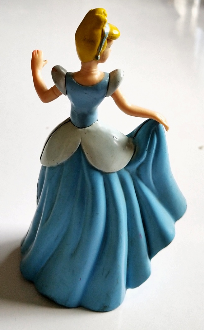 ของเล่น ของสะสม เจ้าหญิงดิสนีย์ ซินเดอเรลล่า แขนหมุนได้ *มือซ้ายมีตำหนิ เปื้อนสีแดง ตามภาพ, Disney Princess, Cinderella