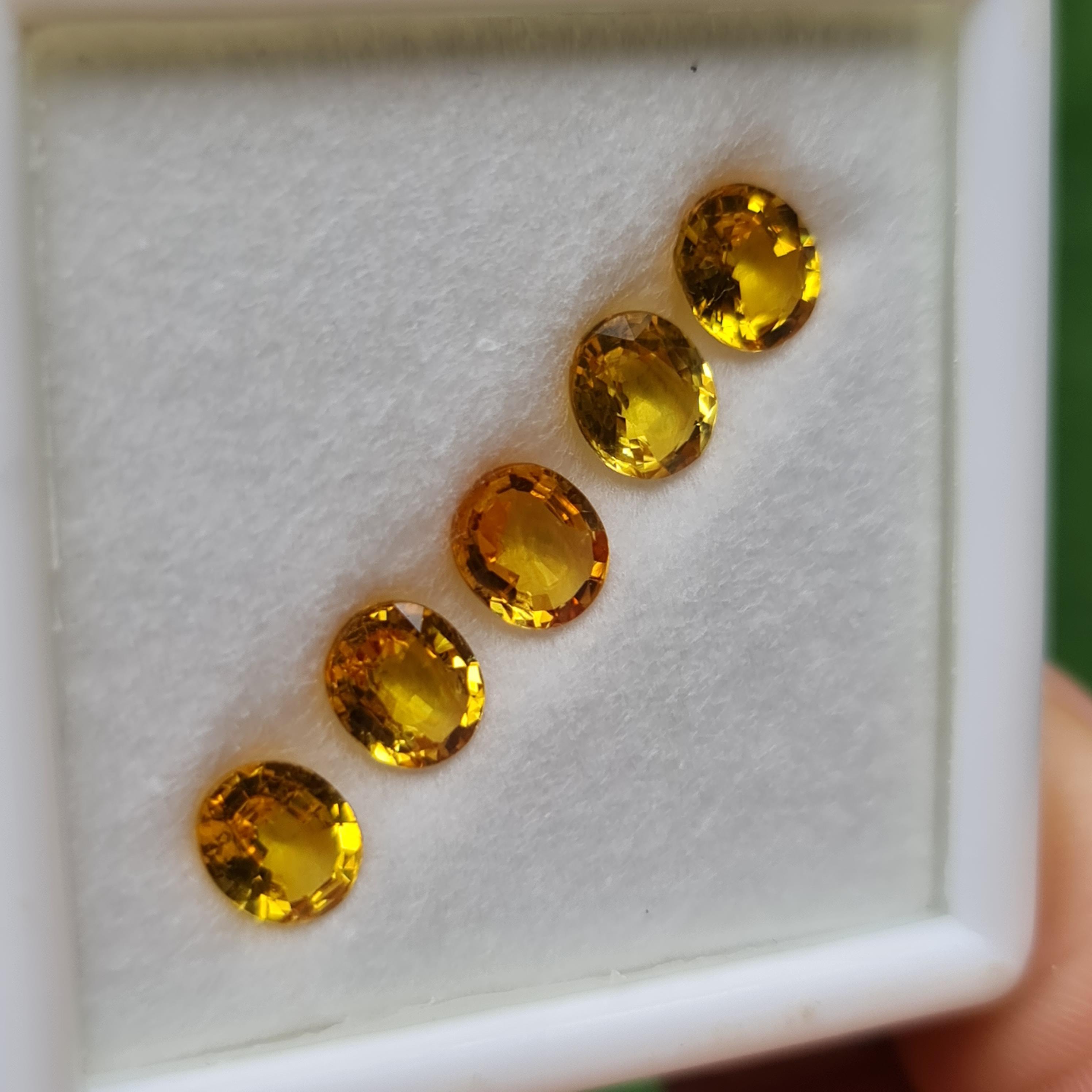 พลอย บุษราคัม yellow sapphire 3.57 กะรัต (Cts.) 5 เม็ด (Pcs.) พลอยแท้ อัญมณีมงคลประจําวันเกิด เครื่องประดับพลอย