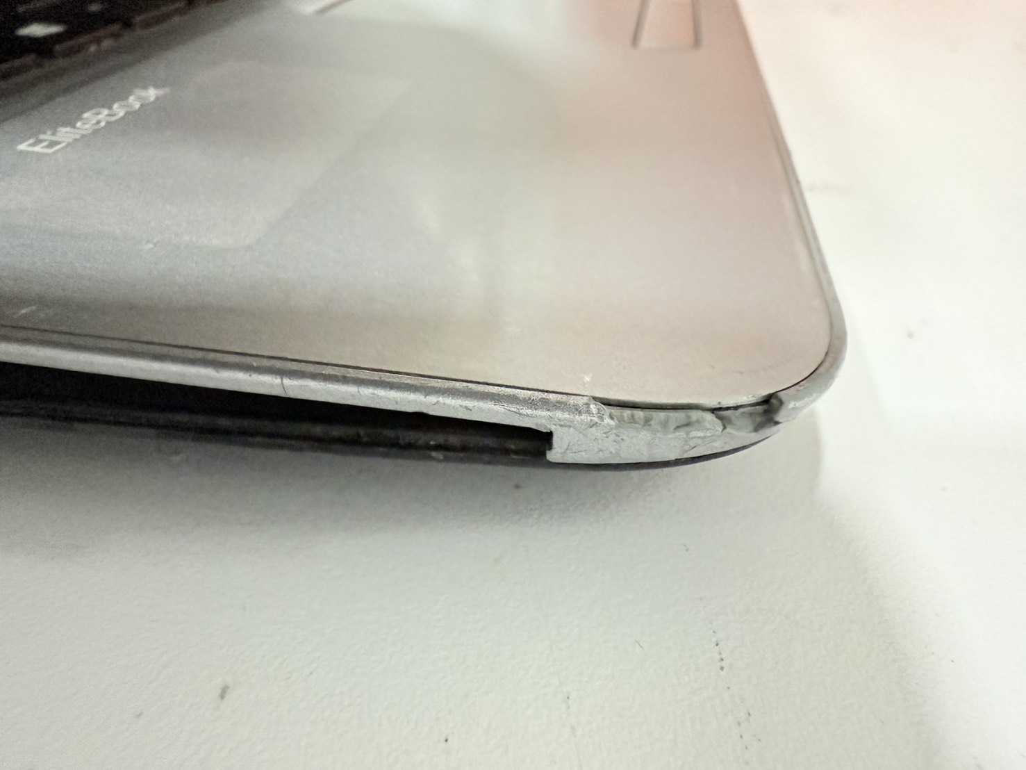 Notebook HP EliteBook 840 G4 (i5-7300U/8GB/M.2 256GB) ไม่มี Adapter แบตเสื่อม จอเป้นเส้น ฝามีคราบกาวเล็กน้อย