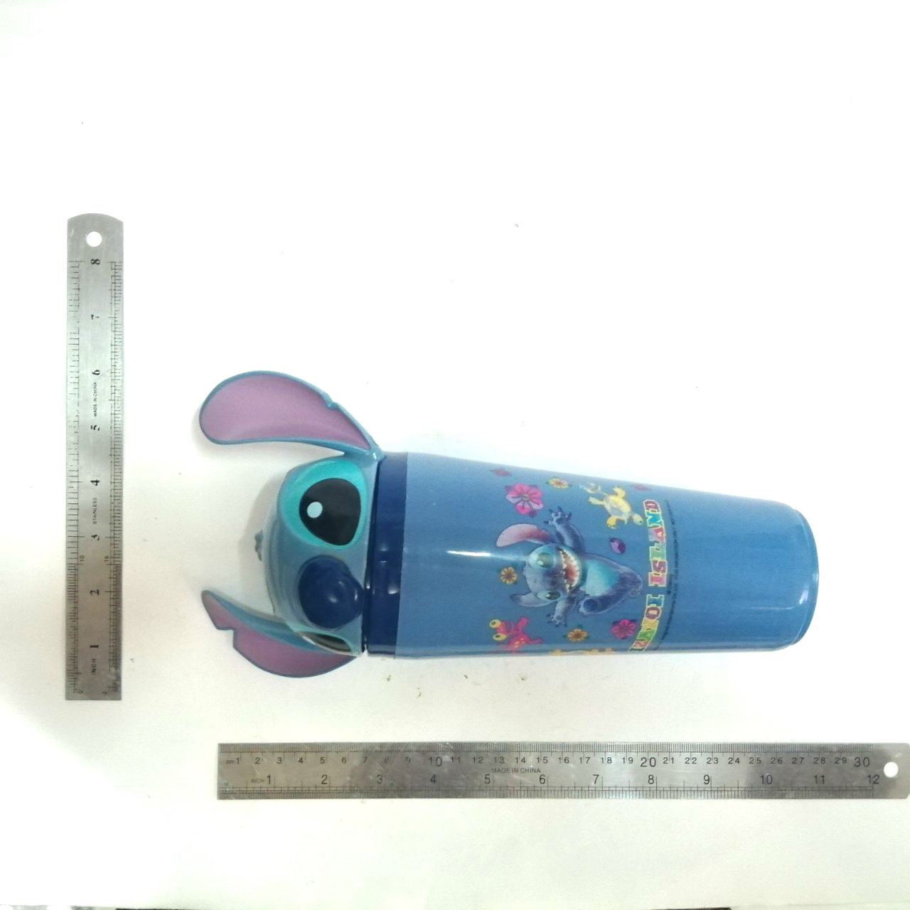 ของสะสมสติ๊ชสีน้ำเงิน เป็นฝาแก้วน้ำพลาสติกสีน้ำเงิน ลายสติซ จาก Lelo and Stitch งานสะสมเก่าจากเซเว่นอีเลฟเว่น ***ลายที่ตัวแก้วมีรอยสีลอกบ้าง